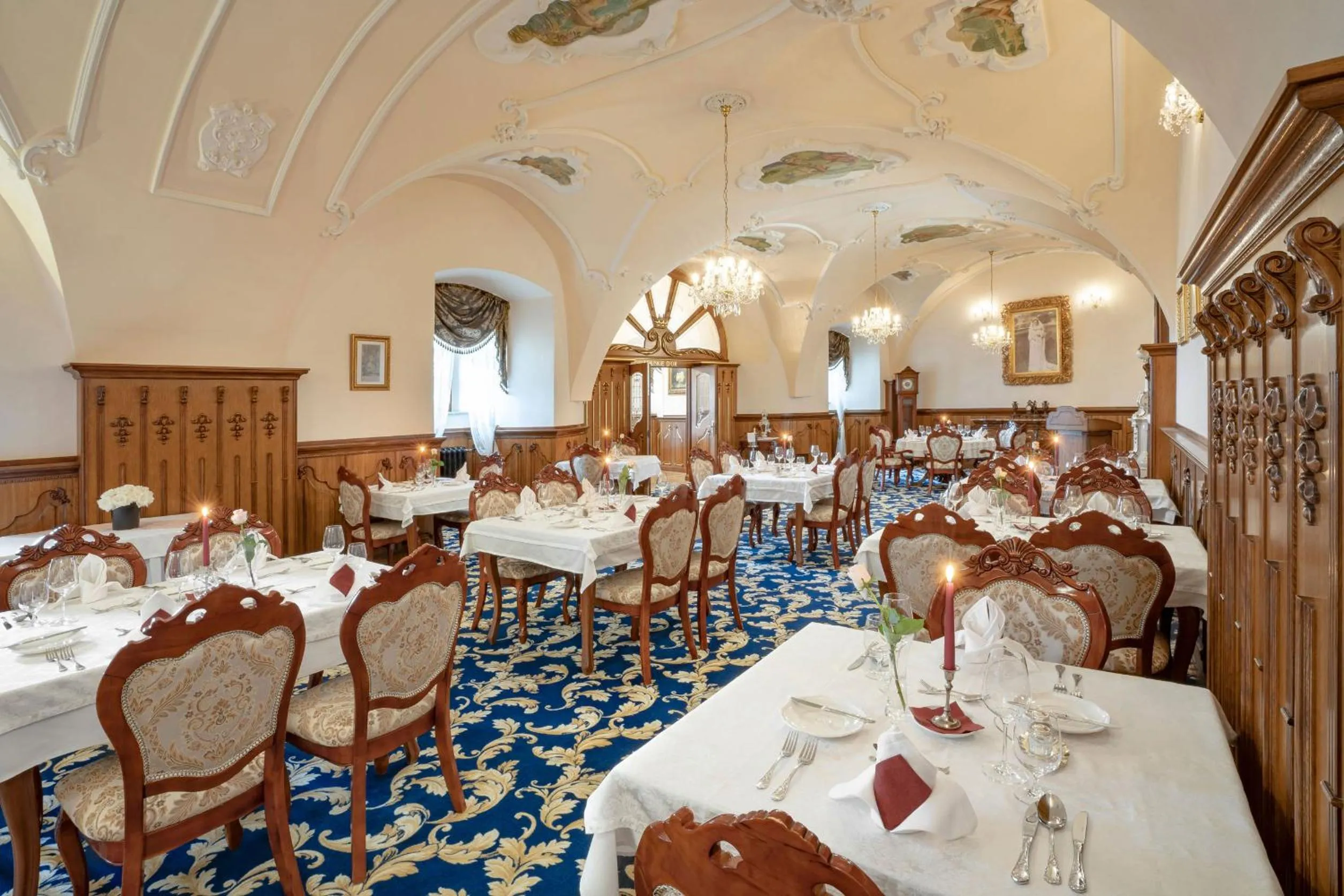Restaurant/places to eat in Galicia Nueva, castle hotel
