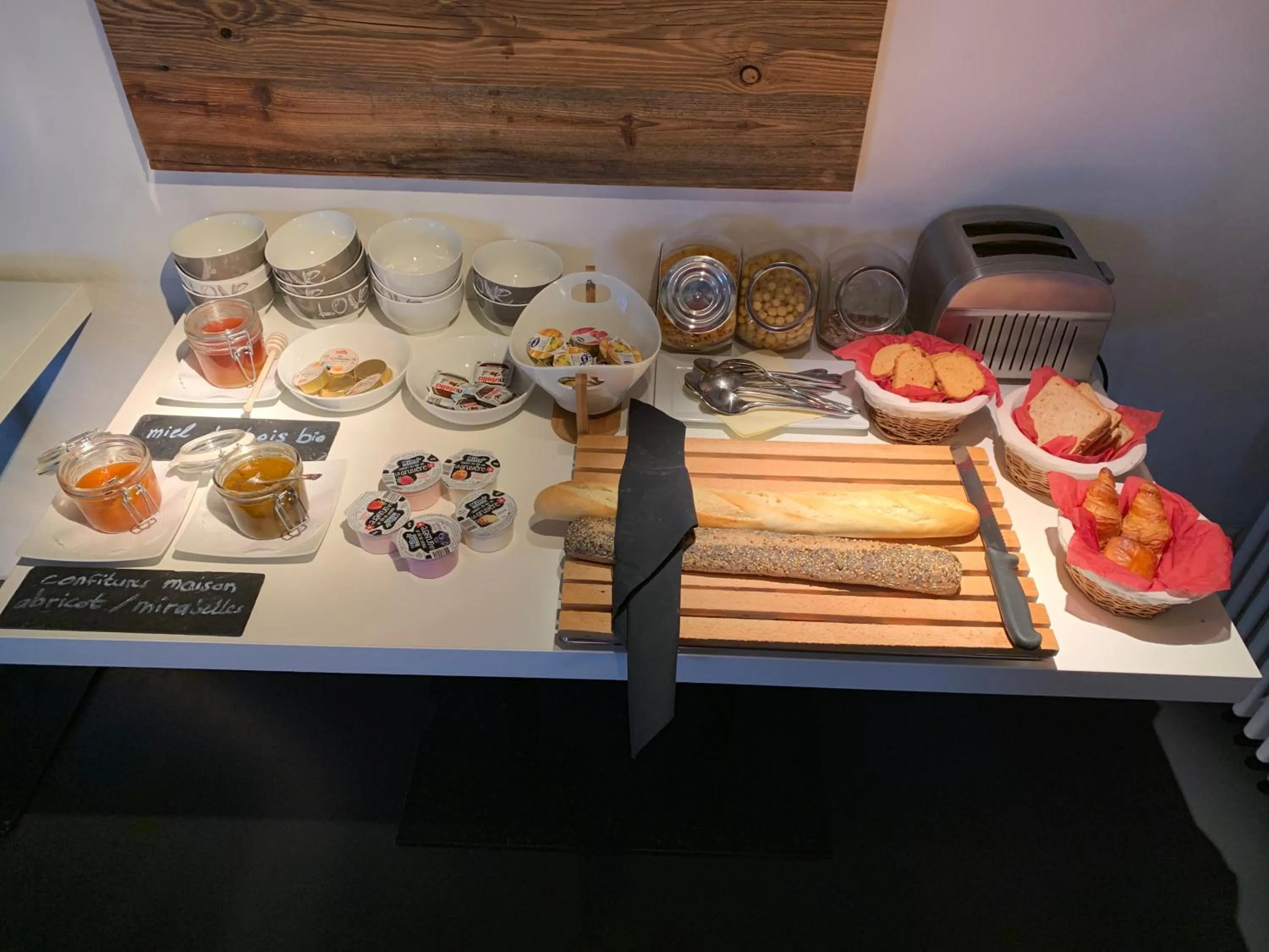 Breakfast in Les Mazots de la Source & Spa