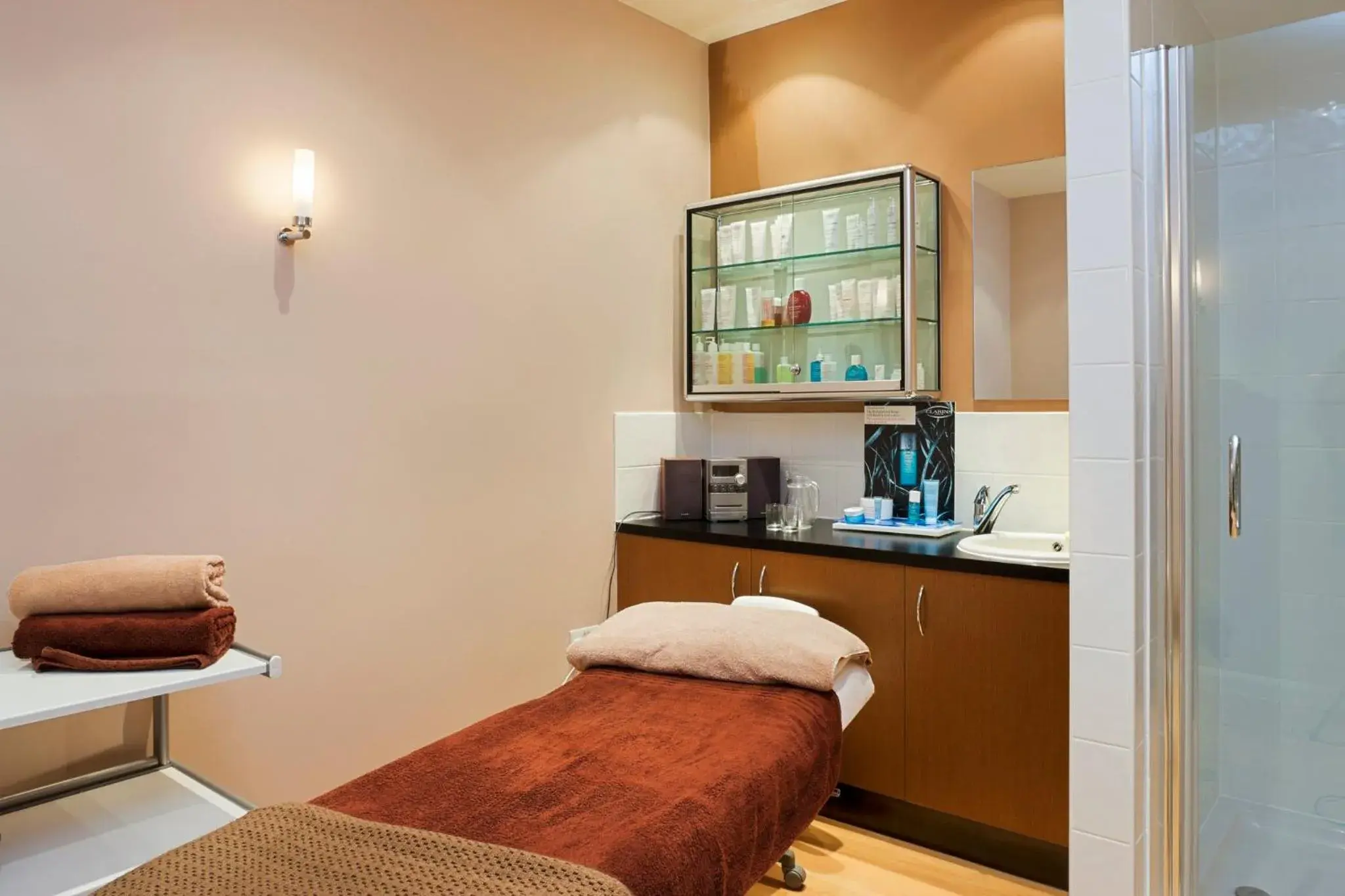 Spa and wellness centre/facilities, Bed in Holiday Inn Corby Kettering A43 by IHG Spa and wellness centre/facilities, Bed in Holiday Inn Corby Kettering A43 by IHG