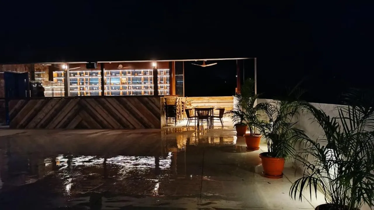 Lounge or bar in Sea Shell Coral Cove
