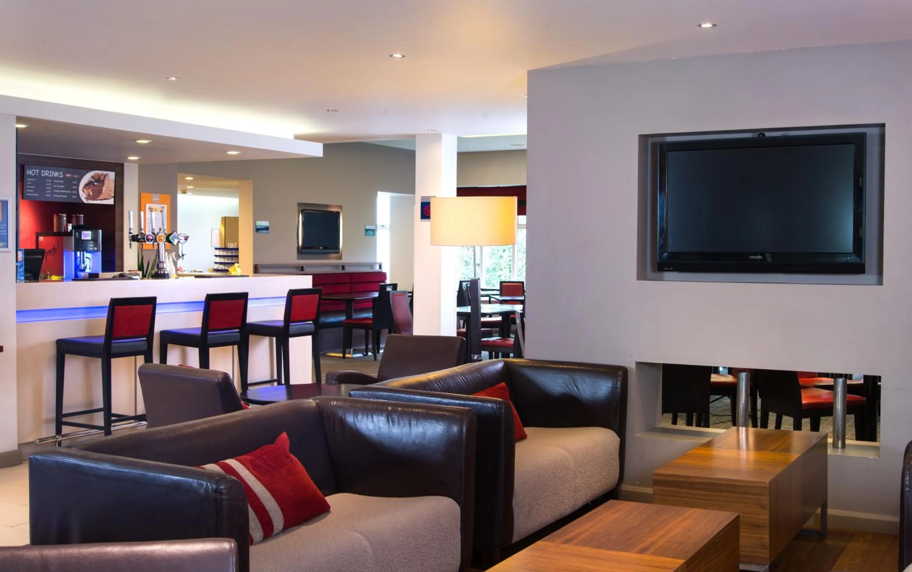 Lounge or bar in Holiday Inn Express Stoke-On-Trent by IHG