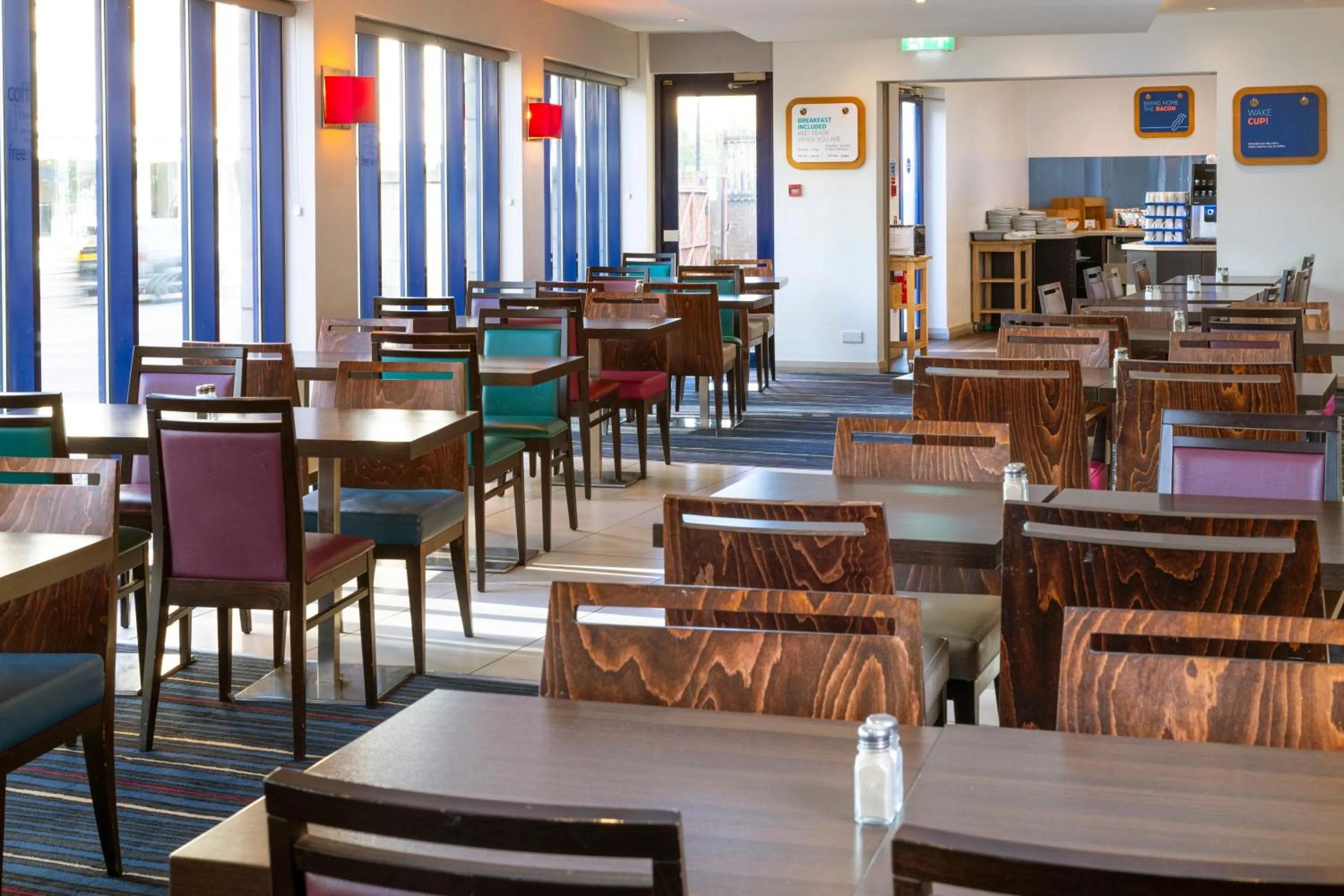 Dining area in Holiday Inn Express London - Wandsworth by IHG