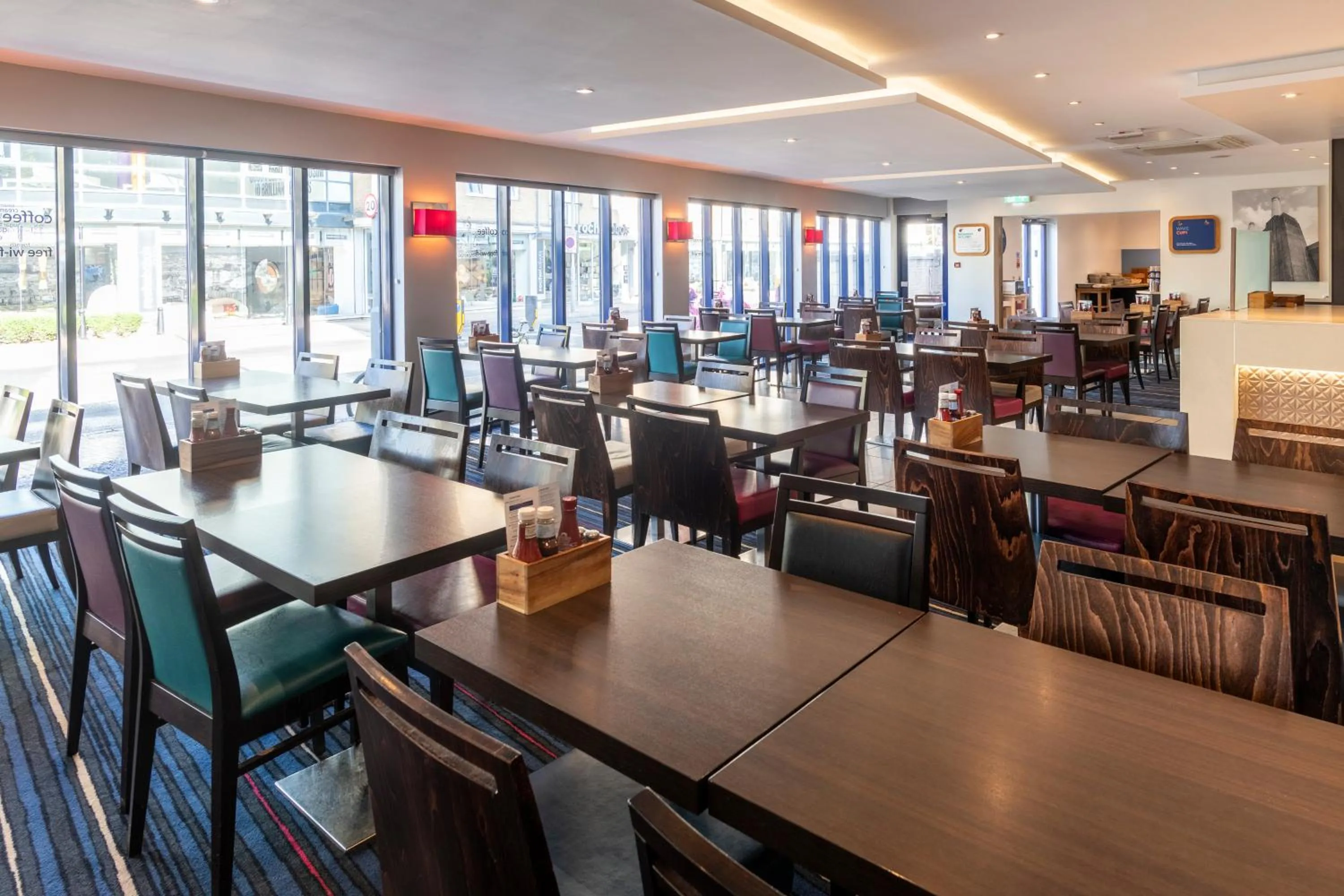 Dining area in Holiday Inn Express London - Wandsworth by IHG