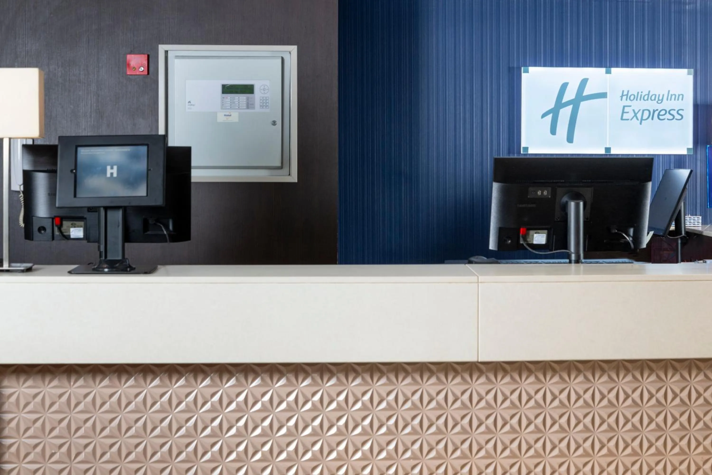 Lobby or reception in Holiday Inn Express London - Wandsworth by IHG