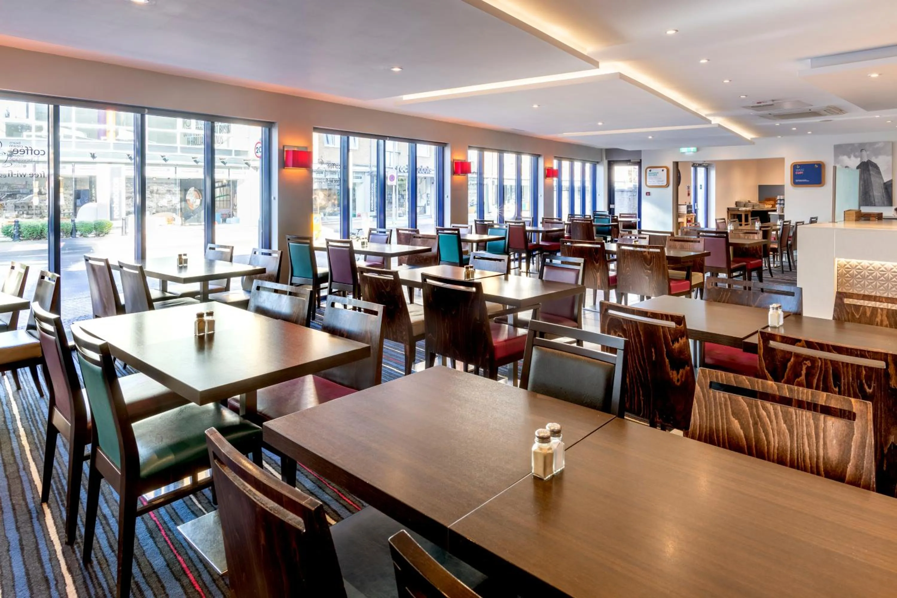 Dining area in Holiday Inn Express London - Wandsworth by IHG