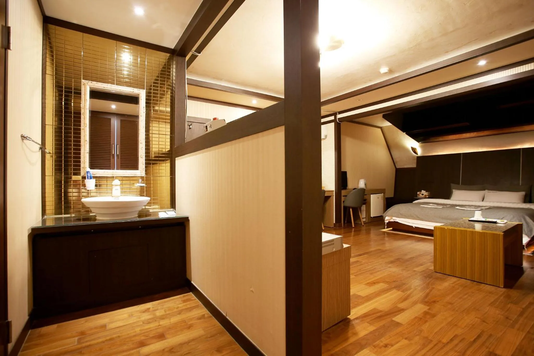 Restaurant/Places to Eat in Mate Hotel