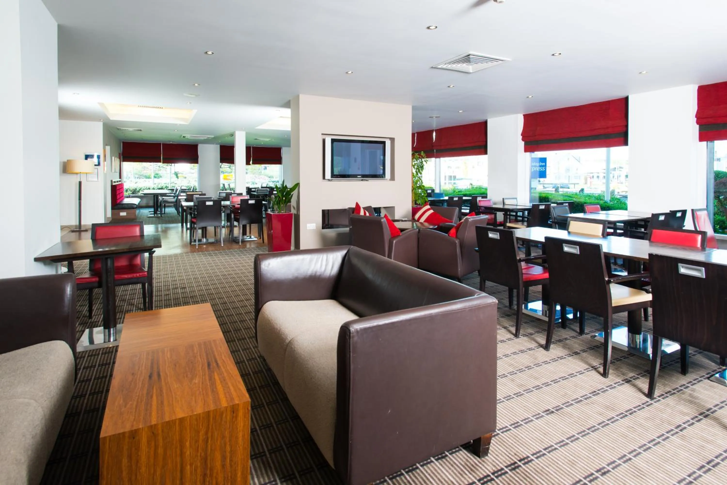 Lounge or bar in Holiday Inn Express Leeds City Centre by IHG
