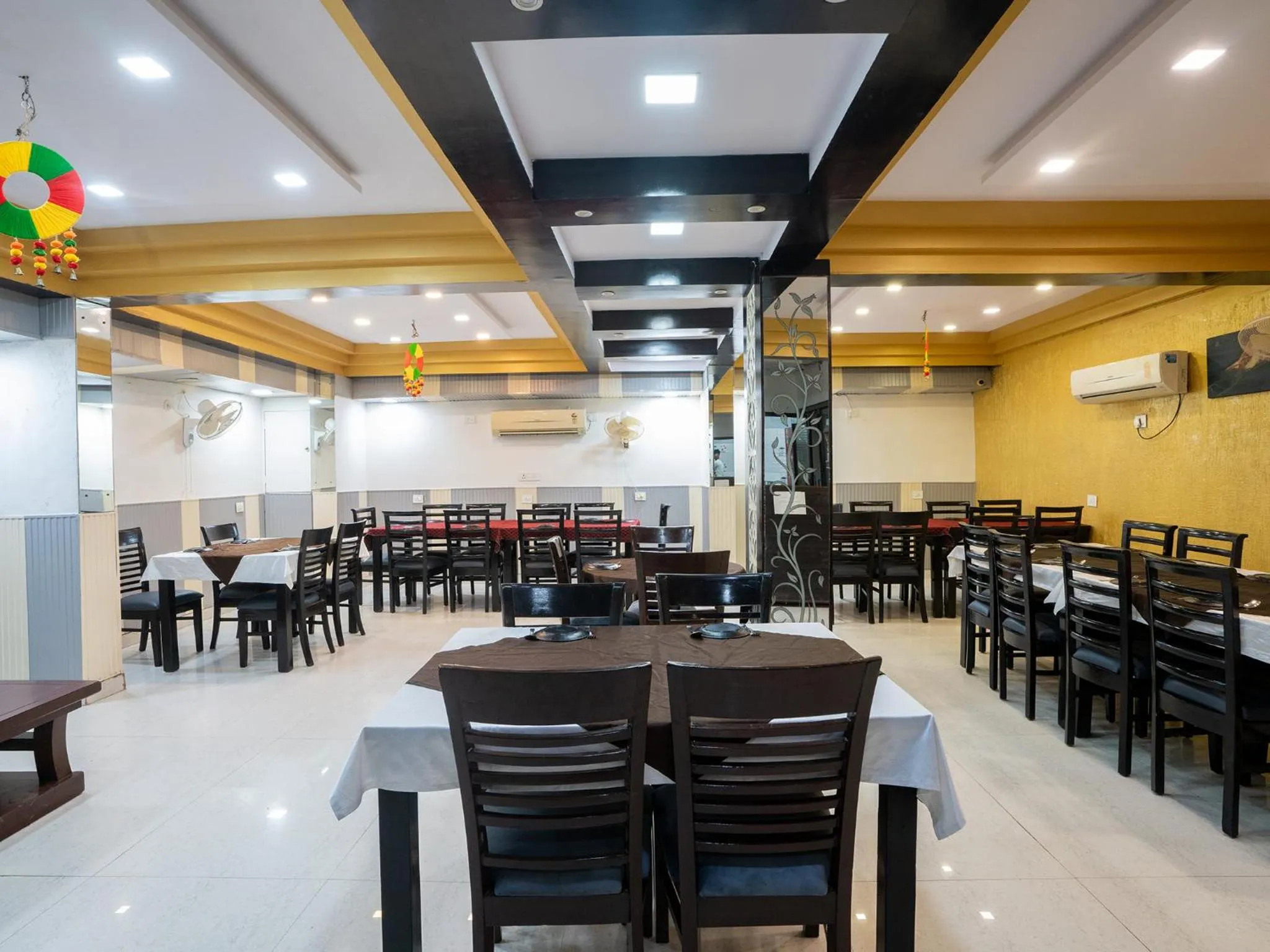 Restaurant/places to eat in Moustache Agra