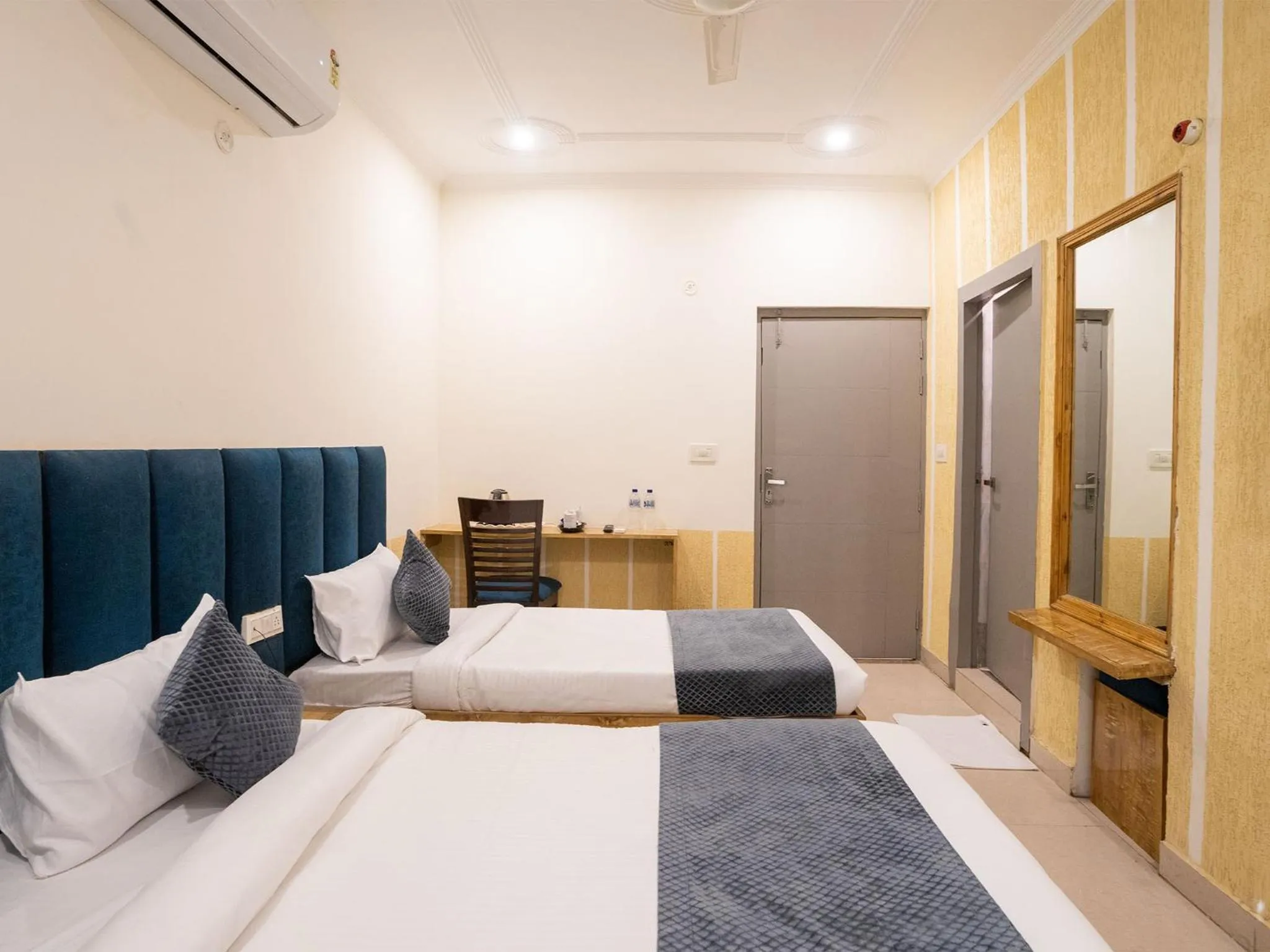 Photo of the whole room in Moustache Agra