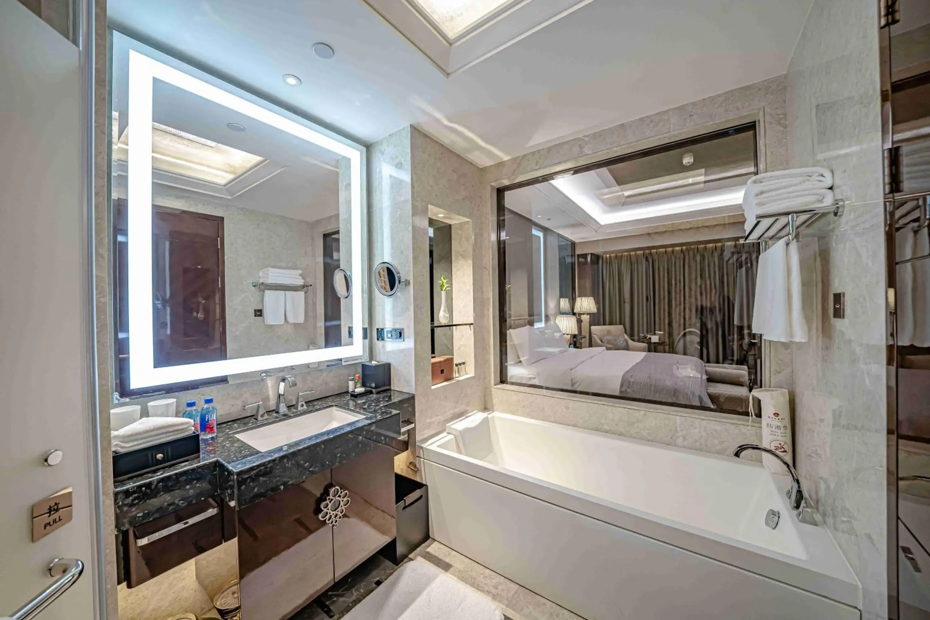 Bed in Zhaolin Grand Hotel Bed in Zhaolin Grand Hotel