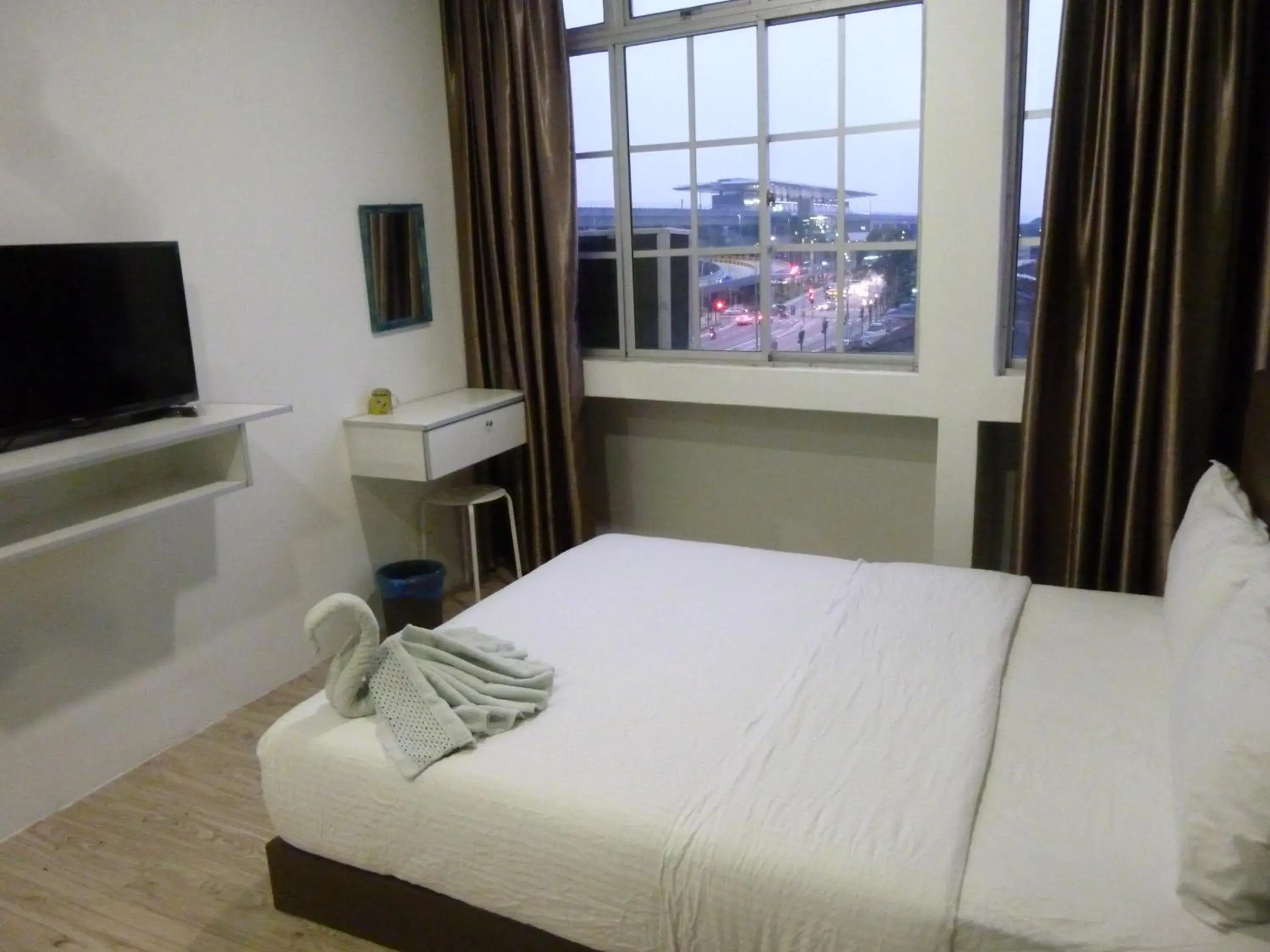 Deluxe Queen Room in The b'Hotel Deluxe Queen Room in The b'Hotel