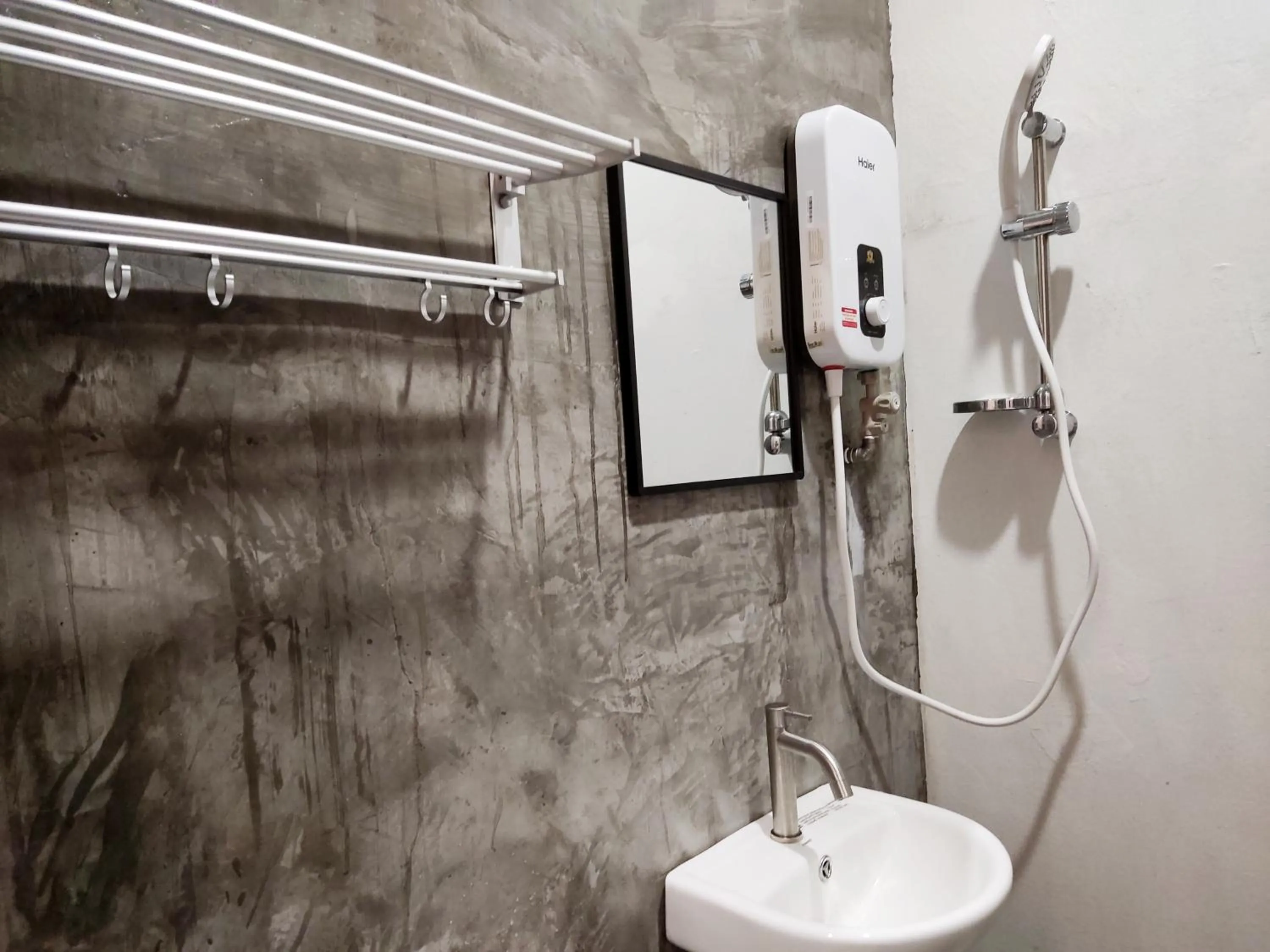 Shower in The b'Hotel