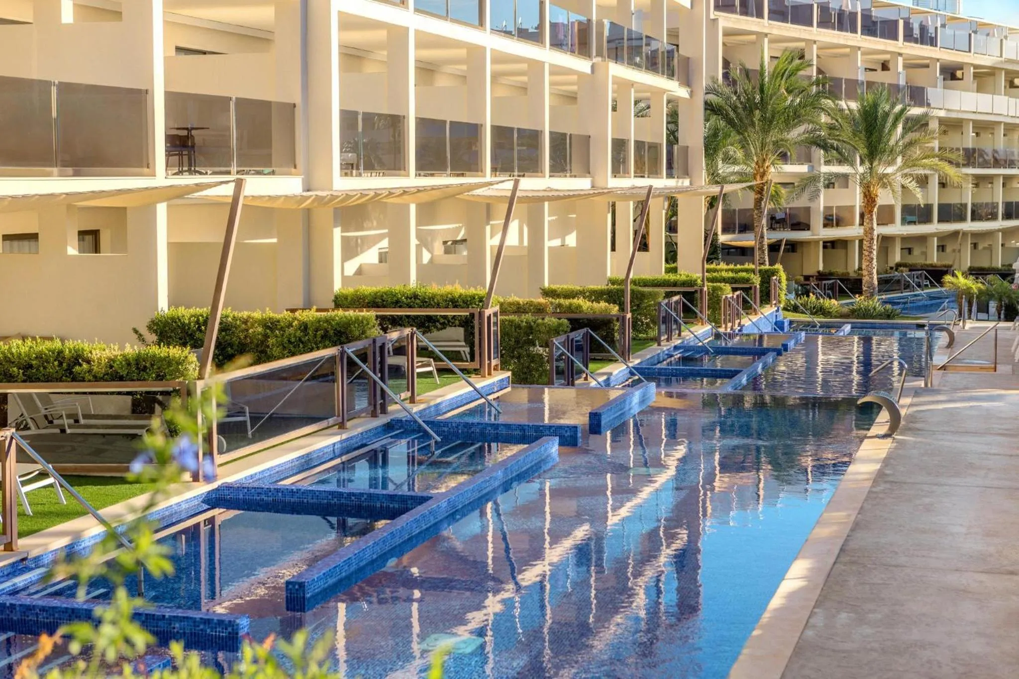 Swimming pool in Zafiro Palace Palmanova