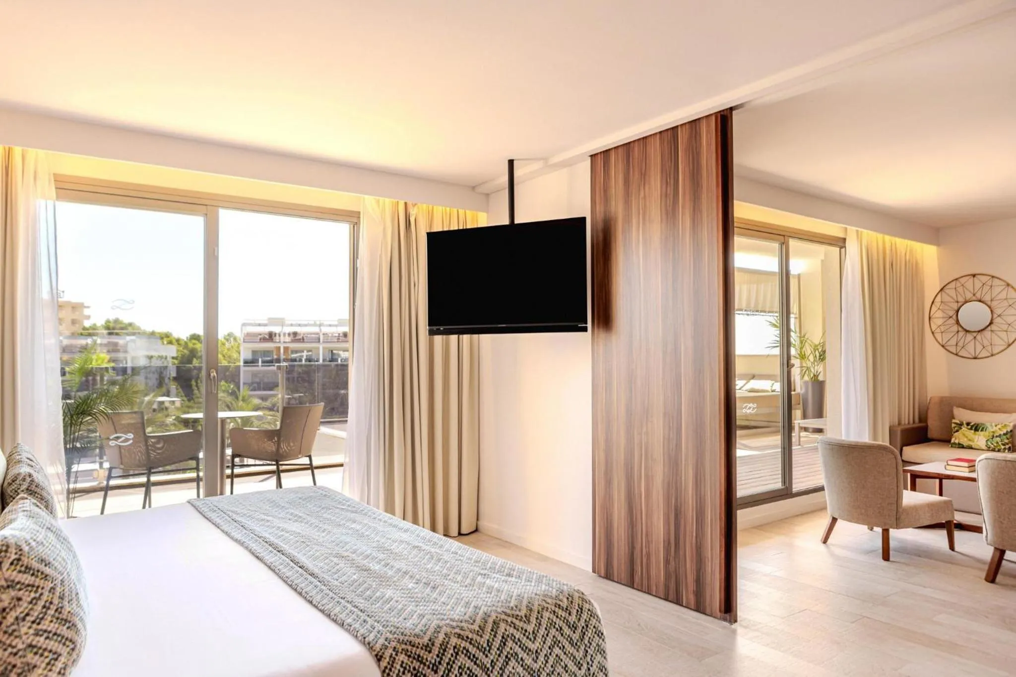 Photo of the whole room, Bed in Zafiro Palace Palmanova