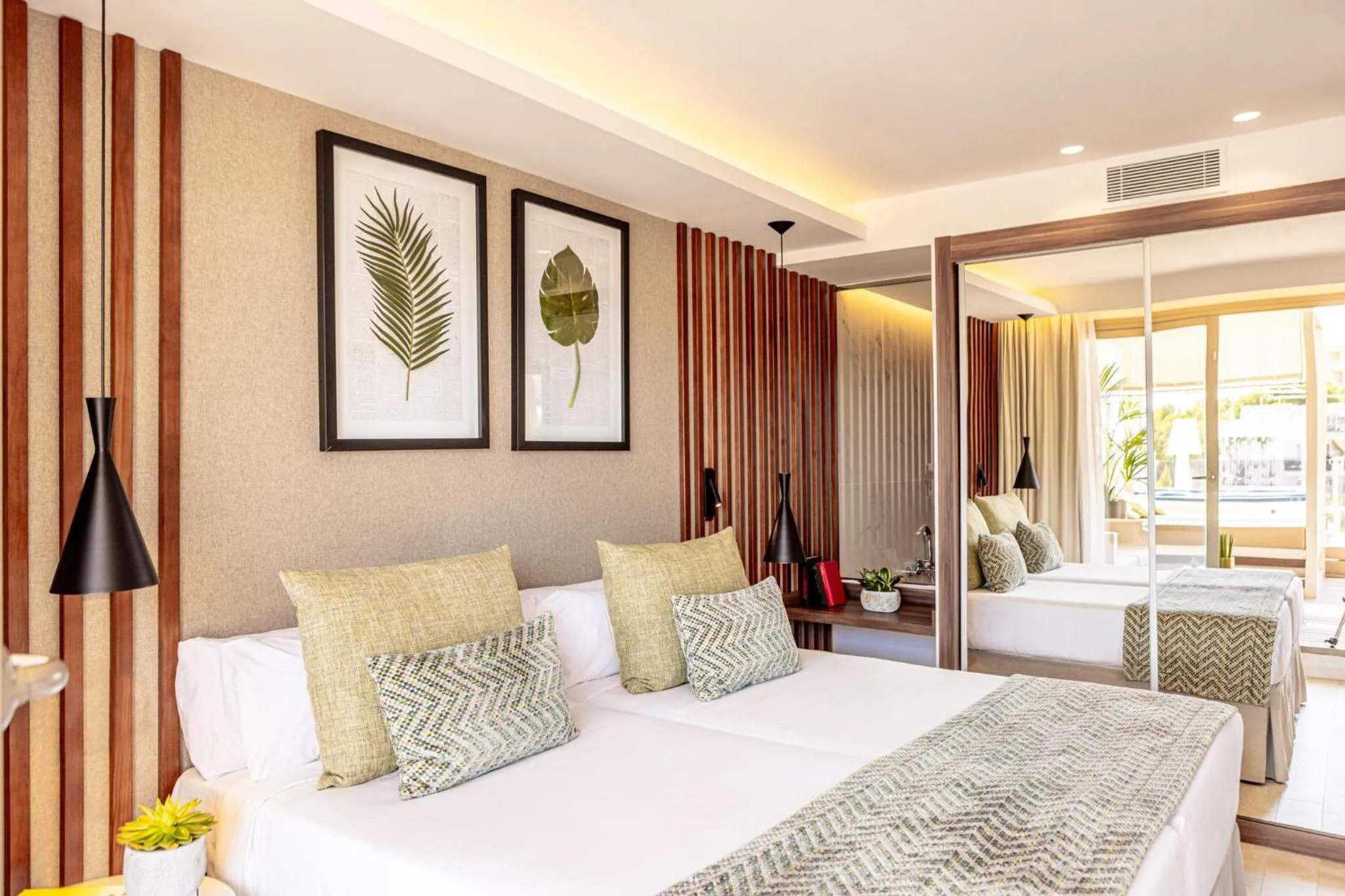 Photo of the whole room, Bed in Zafiro Palace Palmanova