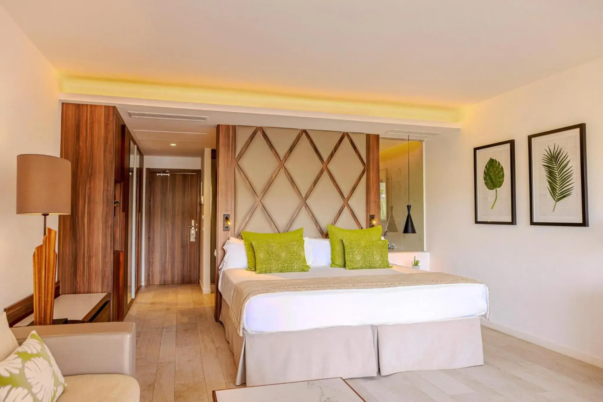 Photo of the whole room, Bed in Zafiro Palace Palmanova Photo of the whole room, Bed in Zafiro Palace Palmanova