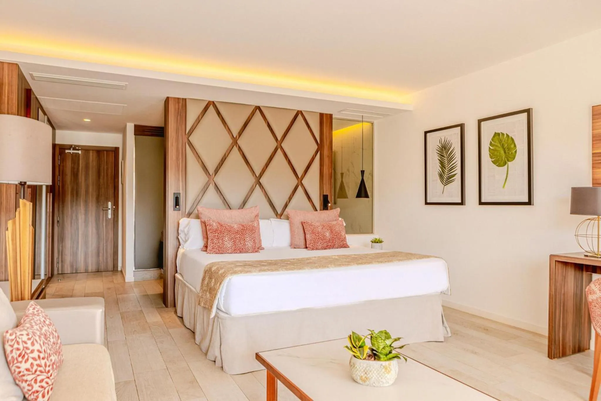 Photo of the whole room, Bed in Zafiro Palace Palmanova