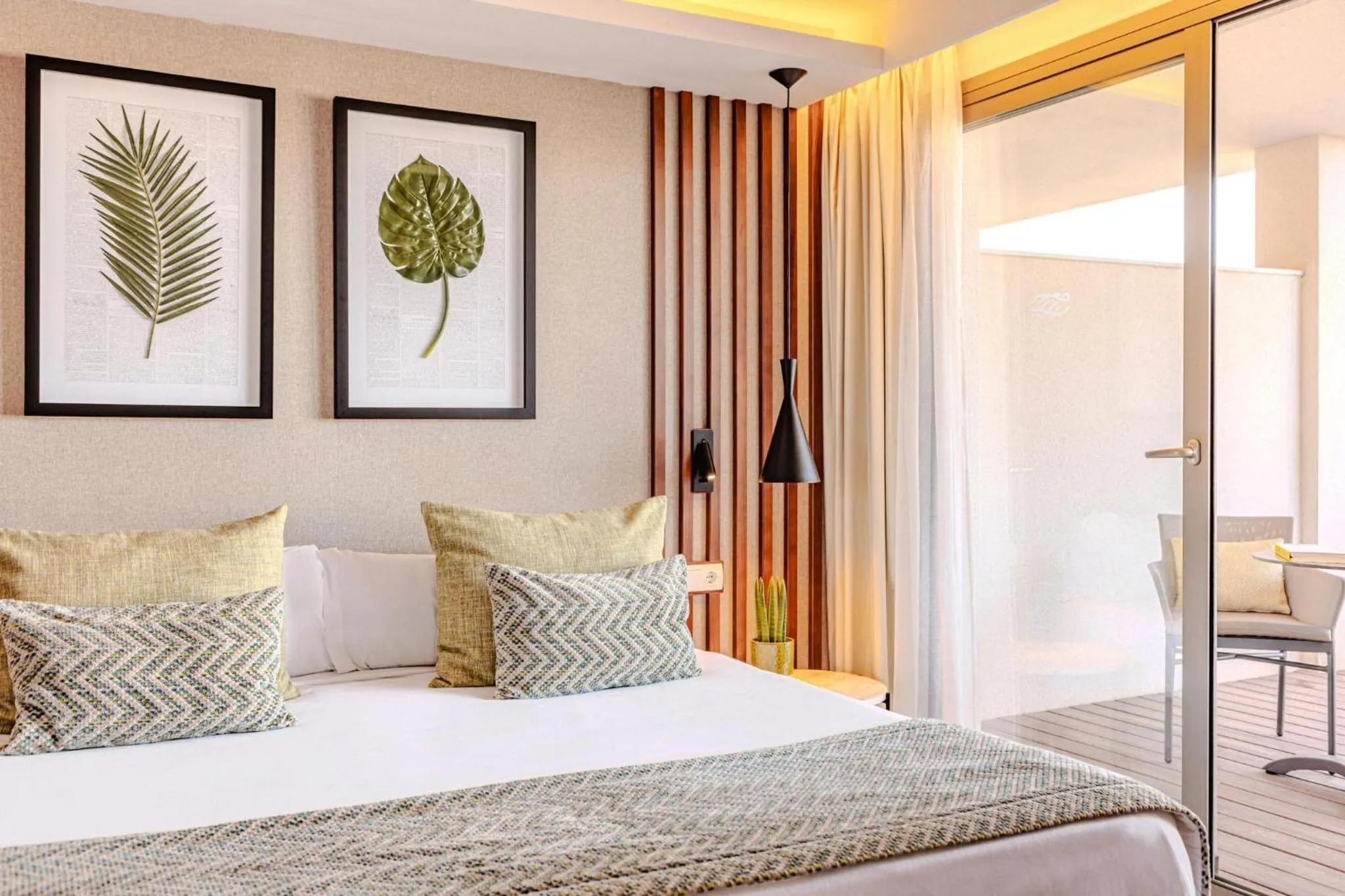 Photo of the whole room, Bed in Zafiro Palace Palmanova