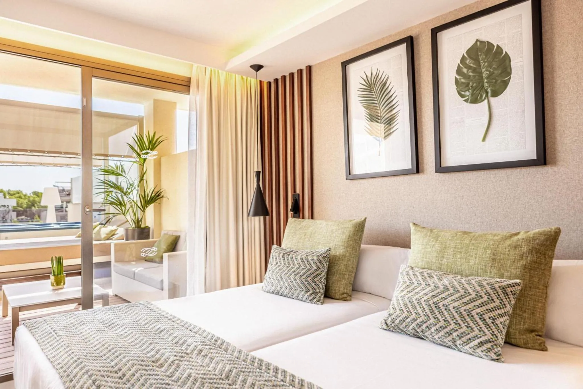 Photo of the whole room, Bed in Zafiro Palace Palmanova