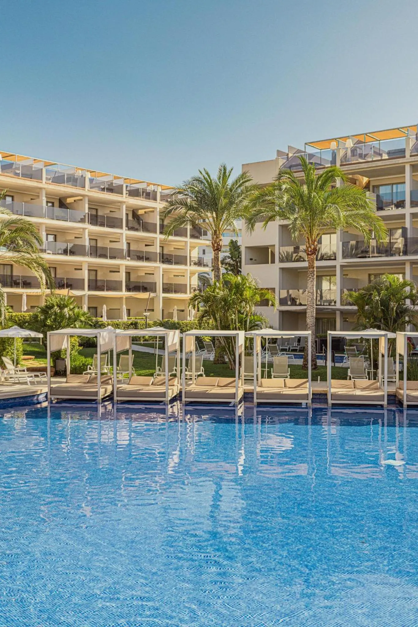 Swimming pool in Zafiro Palace Palmanova