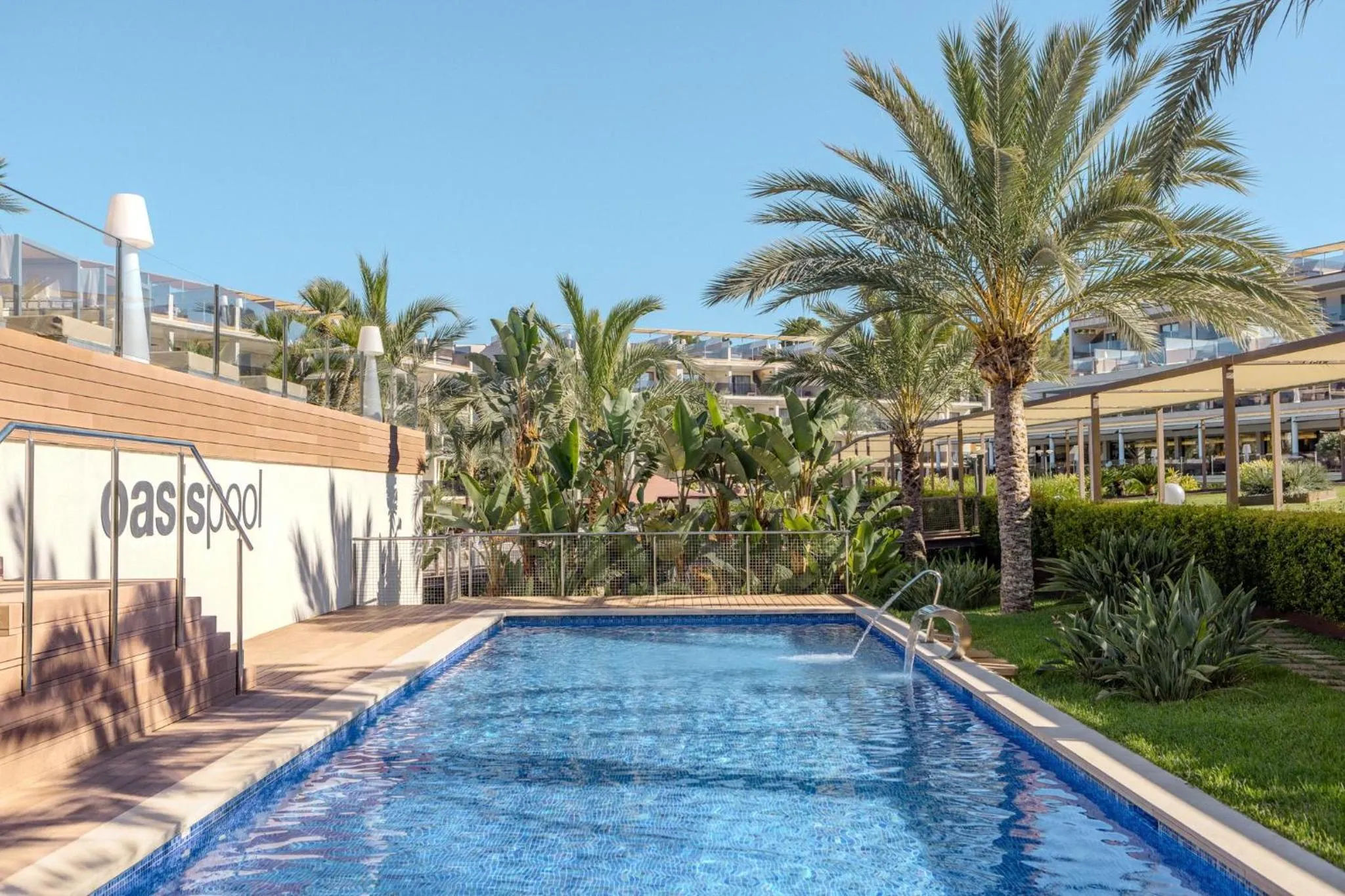 Swimming pool in Zafiro Palace Palmanova