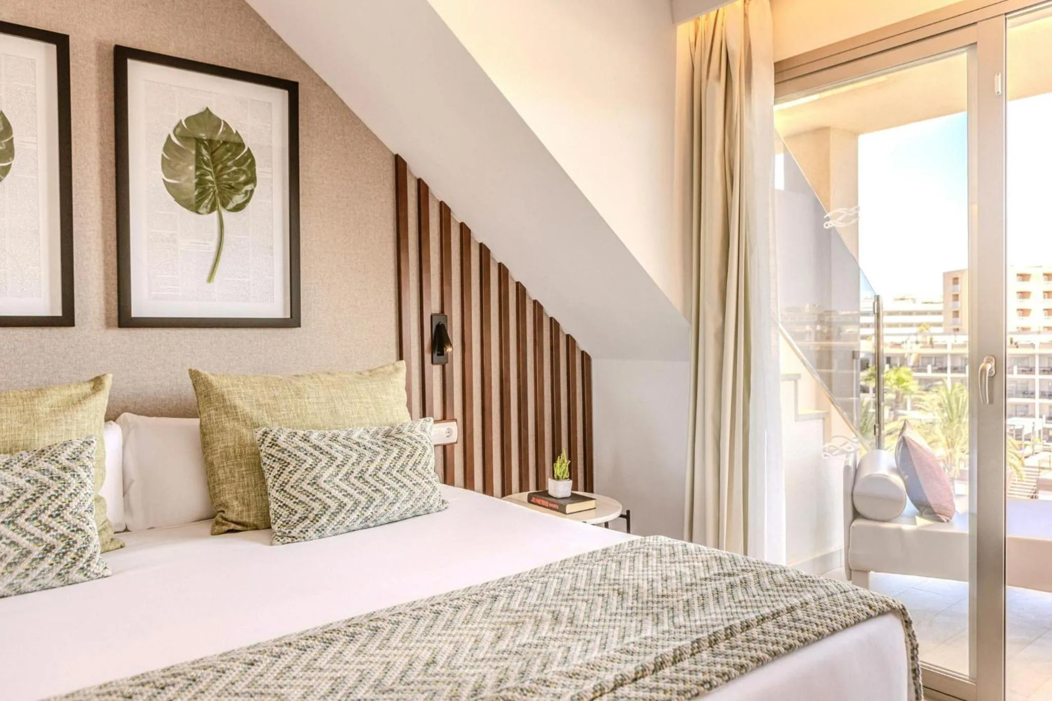 Photo of the whole room, Bed in Zafiro Palace Palmanova