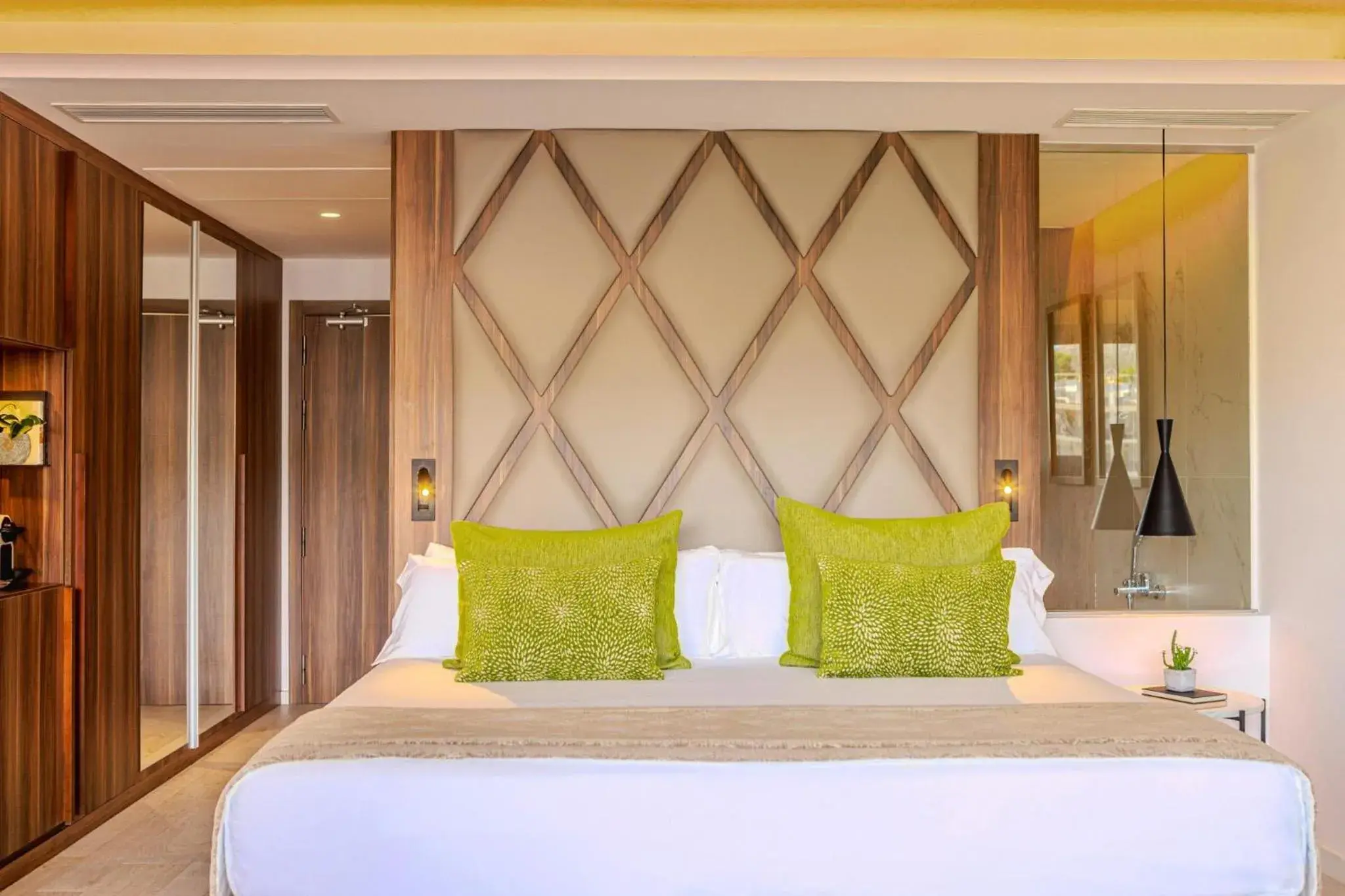 Photo of the whole room, Bed in Zafiro Palace Palmanova Photo of the whole room, Bed in Zafiro Palace Palmanova