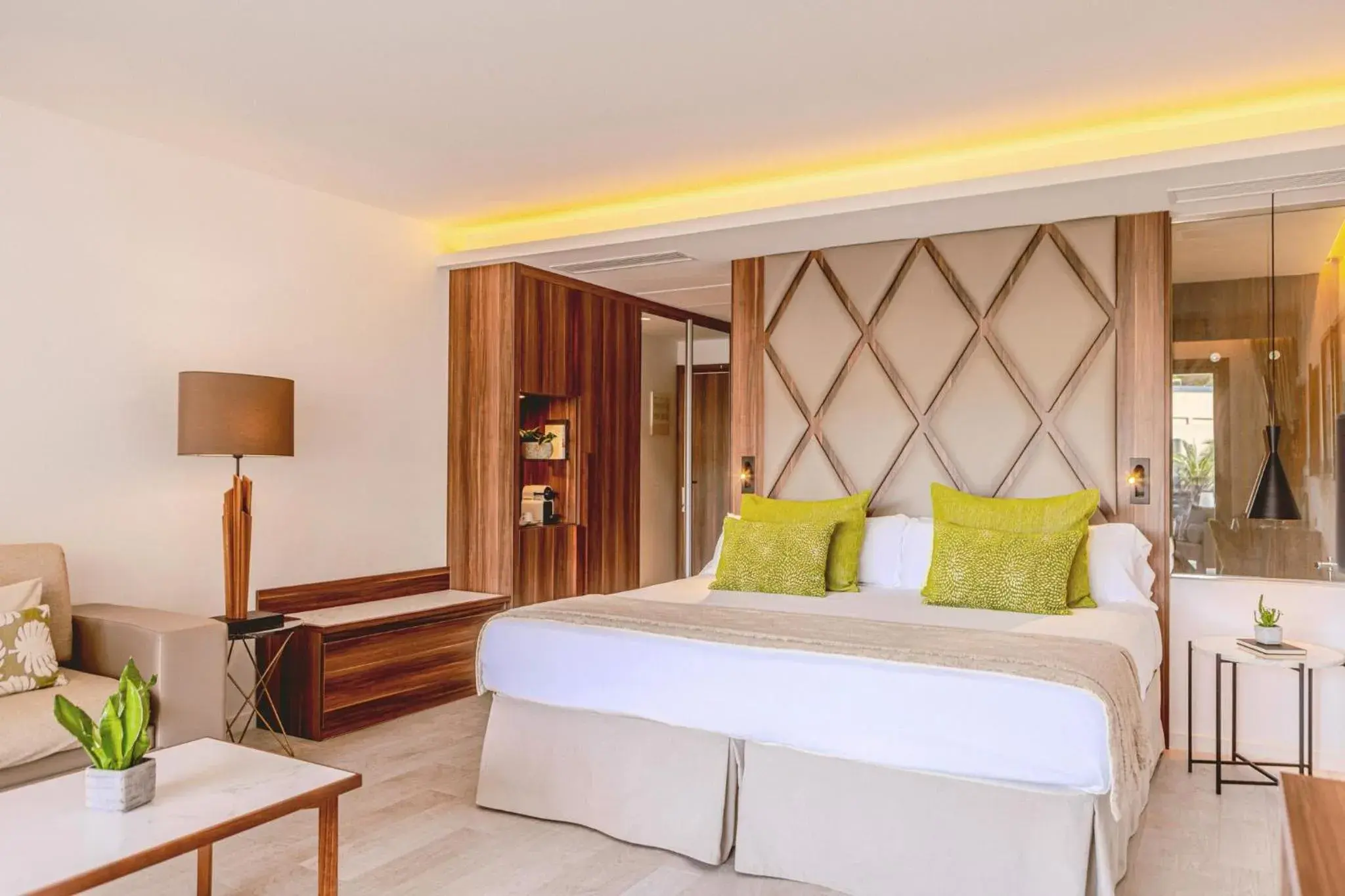 Photo of the whole room, Bed in Zafiro Palace Palmanova Photo of the whole room, Bed in Zafiro Palace Palmanova