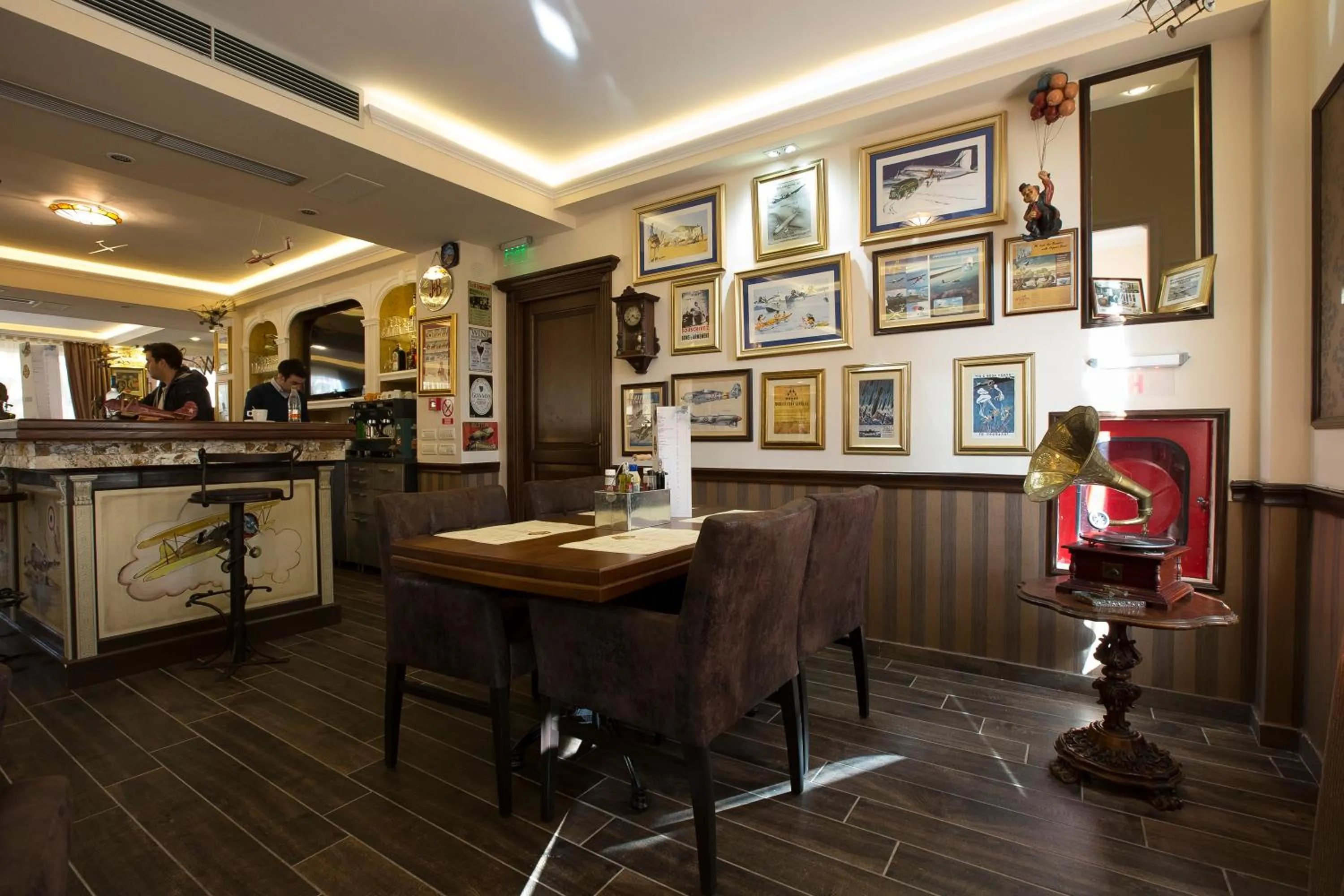 Restaurant/places to eat in Hotel Aviator Boutique