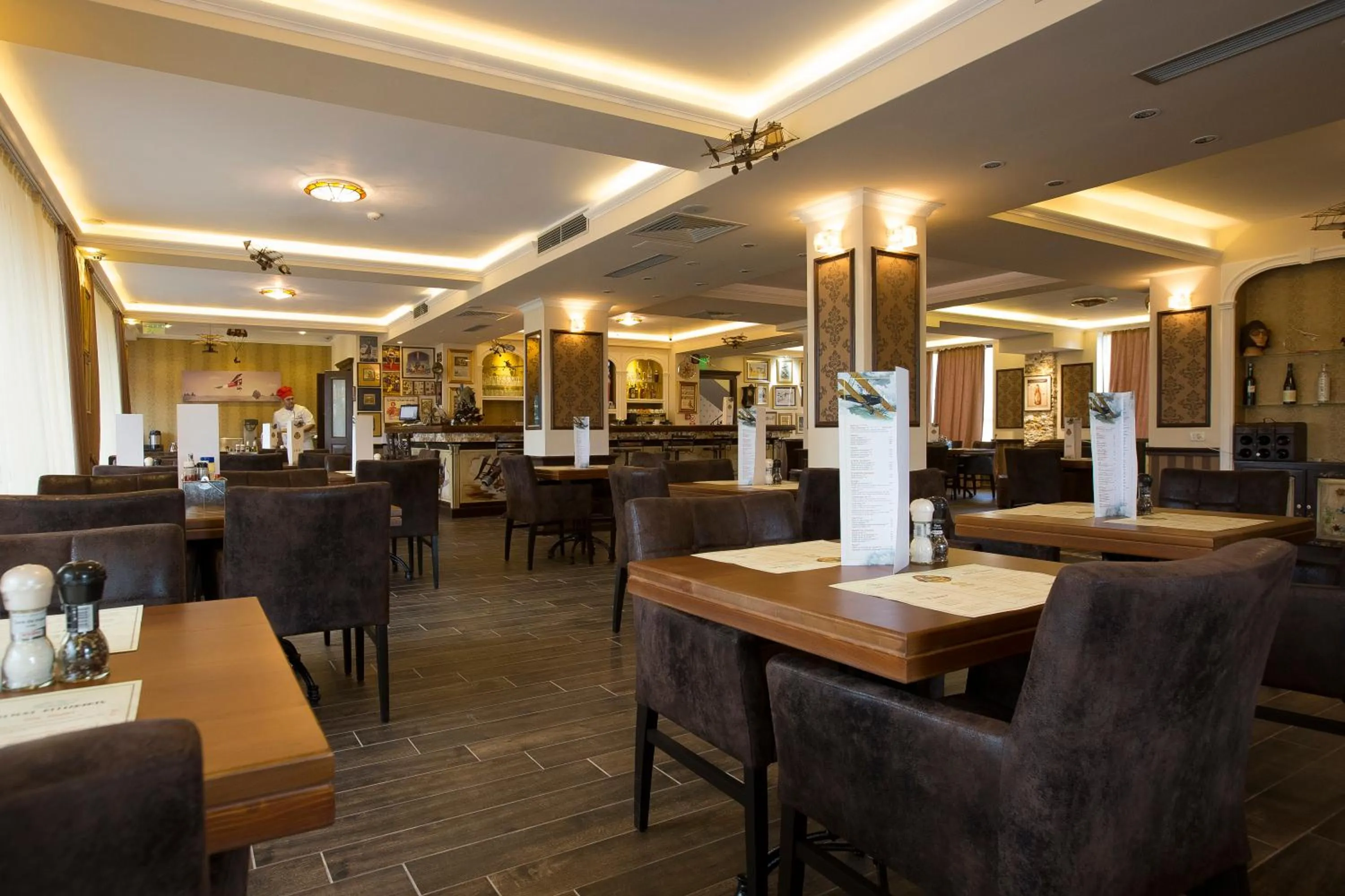 Restaurant/places to eat in Hotel Aviator Boutique