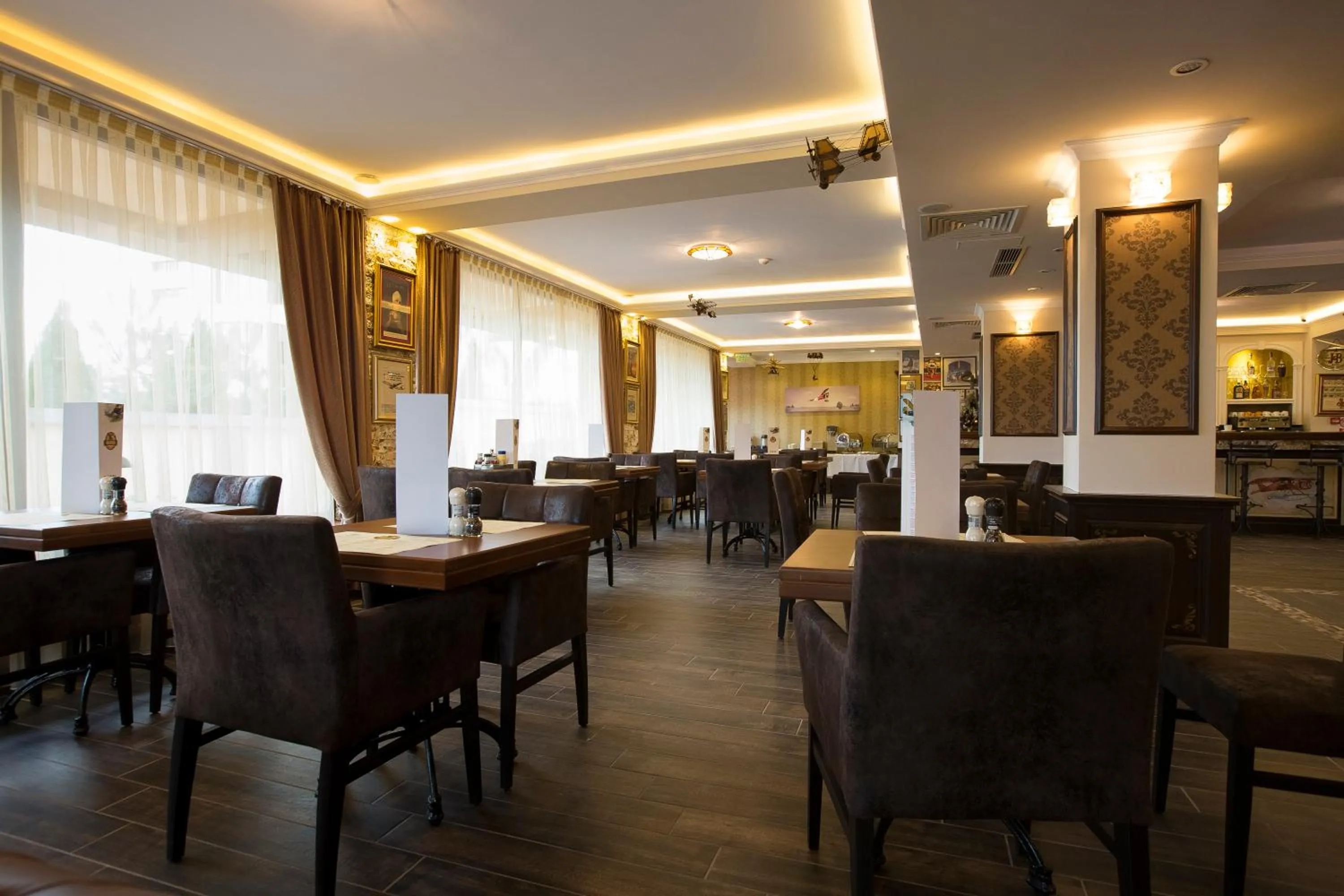 Restaurant/places to eat in Hotel Aviator Boutique