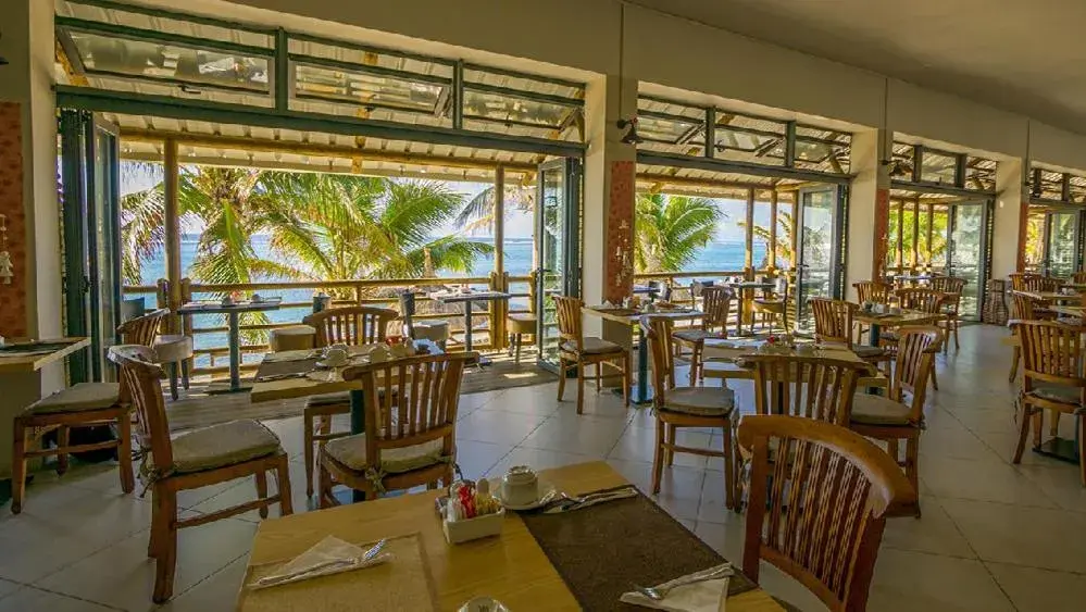 Restaurant/places to eat in Le Peninsula Bay Beach Resort & Spa Restaurant/places to eat in Le Peninsula Bay Beach Resort & Spa