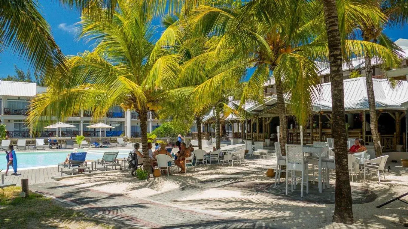 Swimming pool in Le Peninsula Bay Beach Resort & Spa Swimming pool in Le Peninsula Bay Beach Resort & Spa