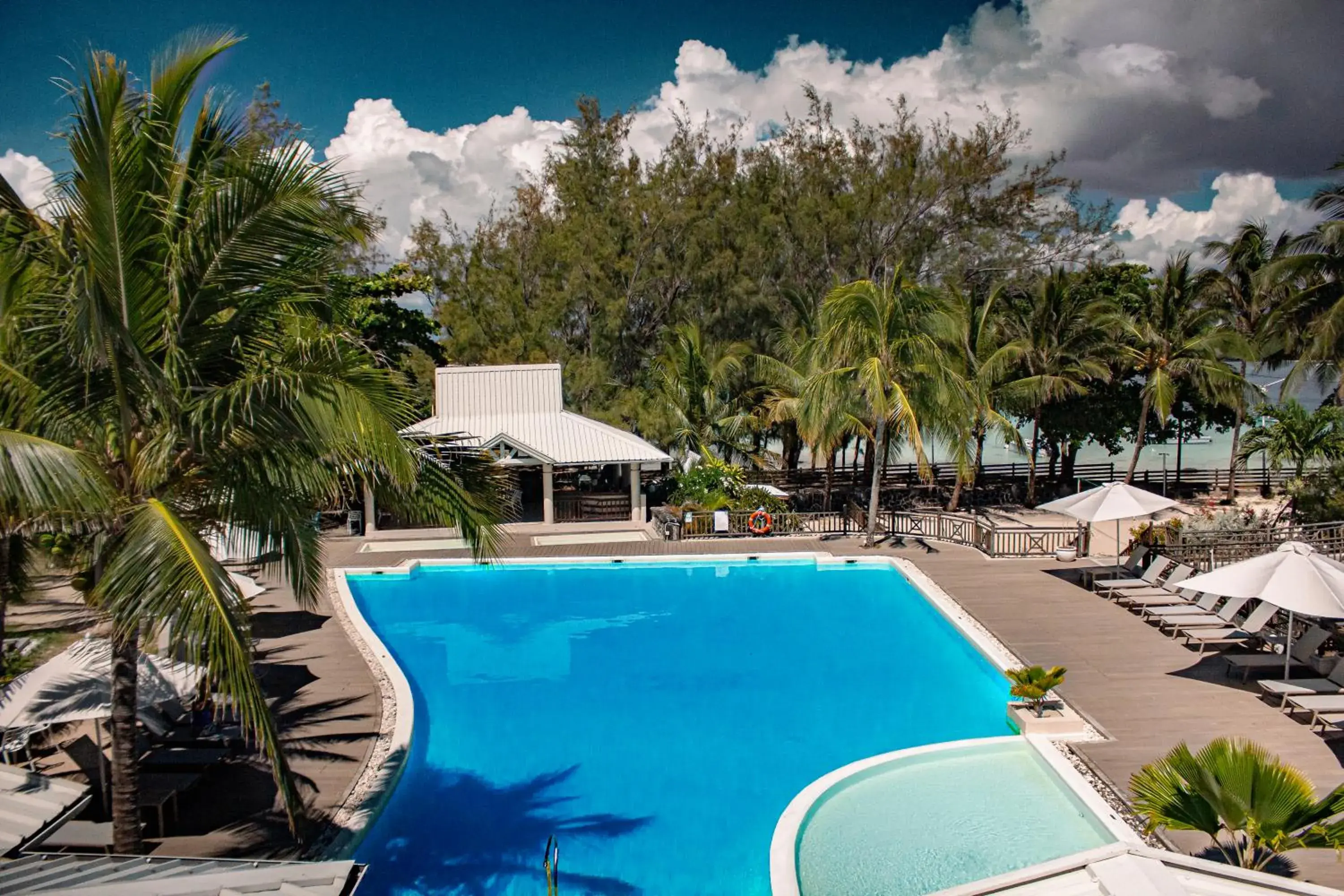 Swimming pool in Le Peninsula Bay Beach Resort & Spa Swimming pool in Le Peninsula Bay Beach Resort & Spa