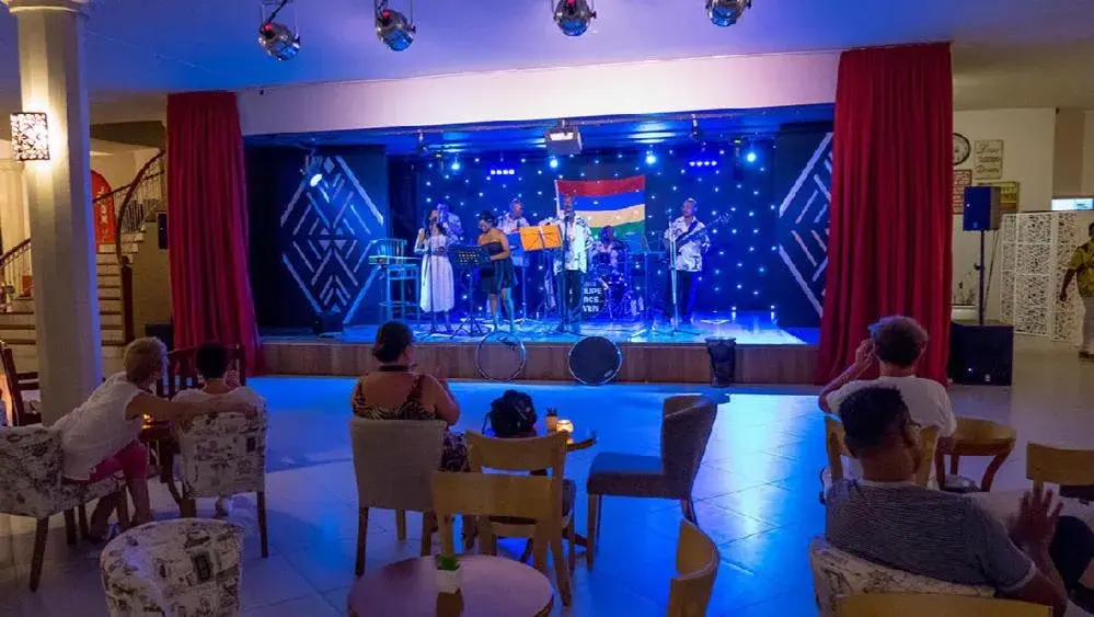 Lounge or bar in Le Peninsula Bay Beach Resort & Spa Lounge or bar in Le Peninsula Bay Beach Resort & Spa