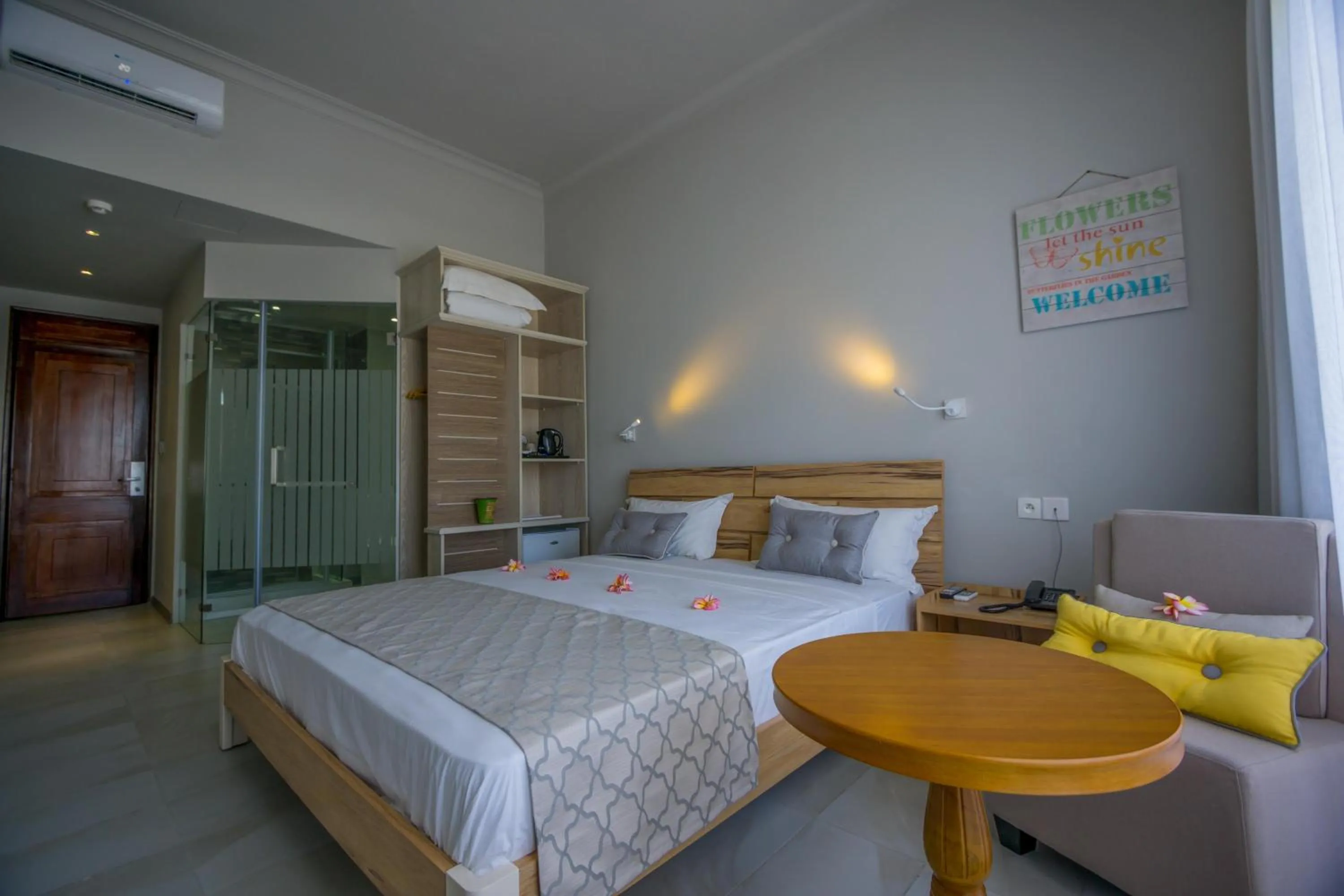 Photo of the whole room, Bed in Le Peninsula Bay Beach Resort & Spa