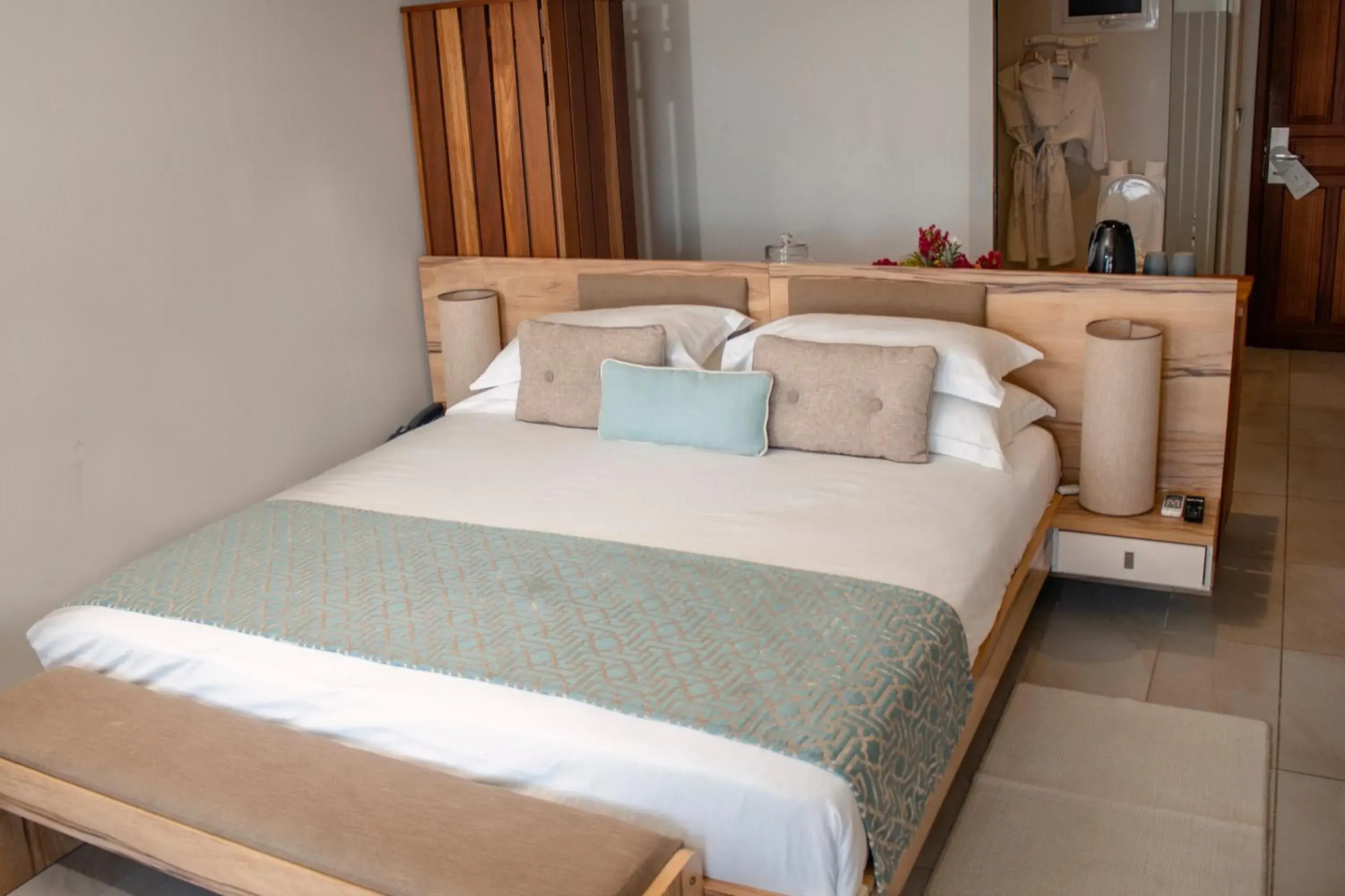 Photo of the whole room, Bed in Le Peninsula Bay Beach Resort & Spa Photo of the whole room, Bed in Le Peninsula Bay Beach Resort & Spa