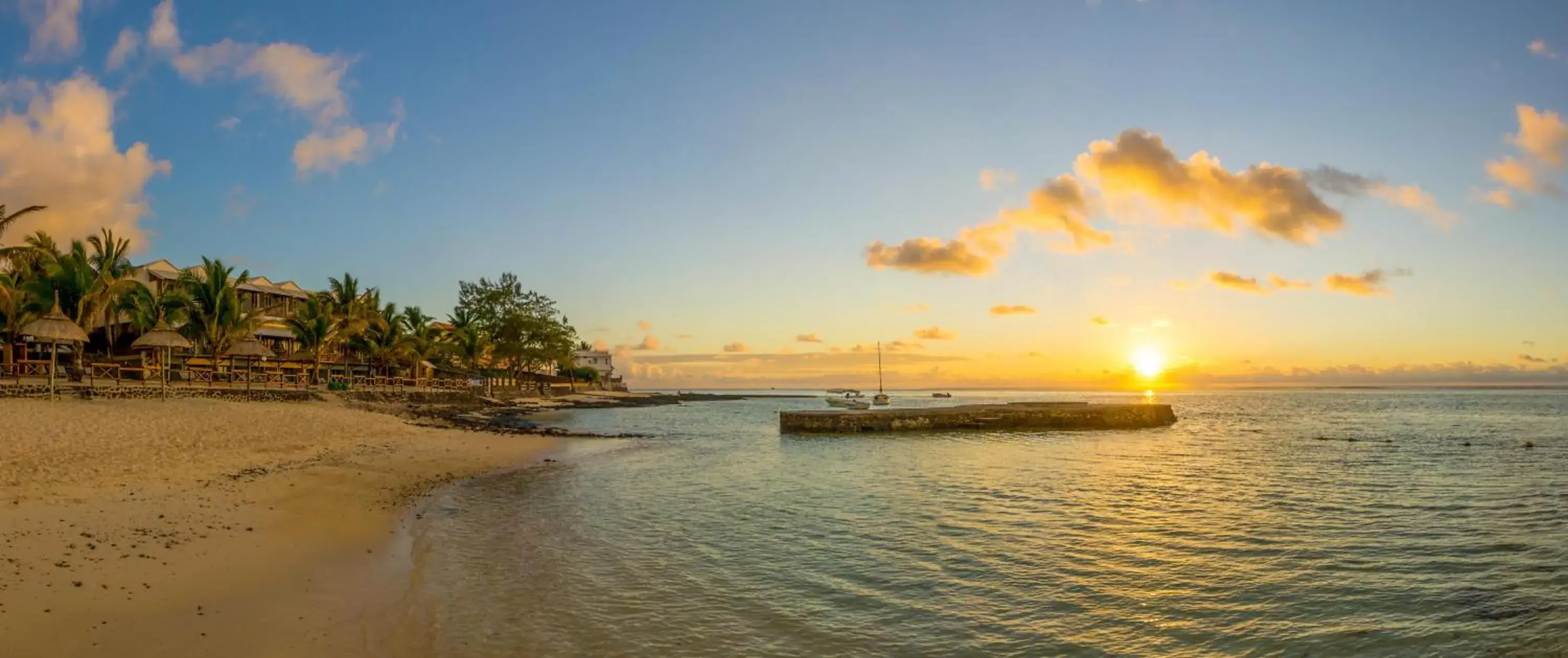 Property building in Le Peninsula Bay Beach Resort & Spa Property building in Le Peninsula Bay Beach Resort & Spa