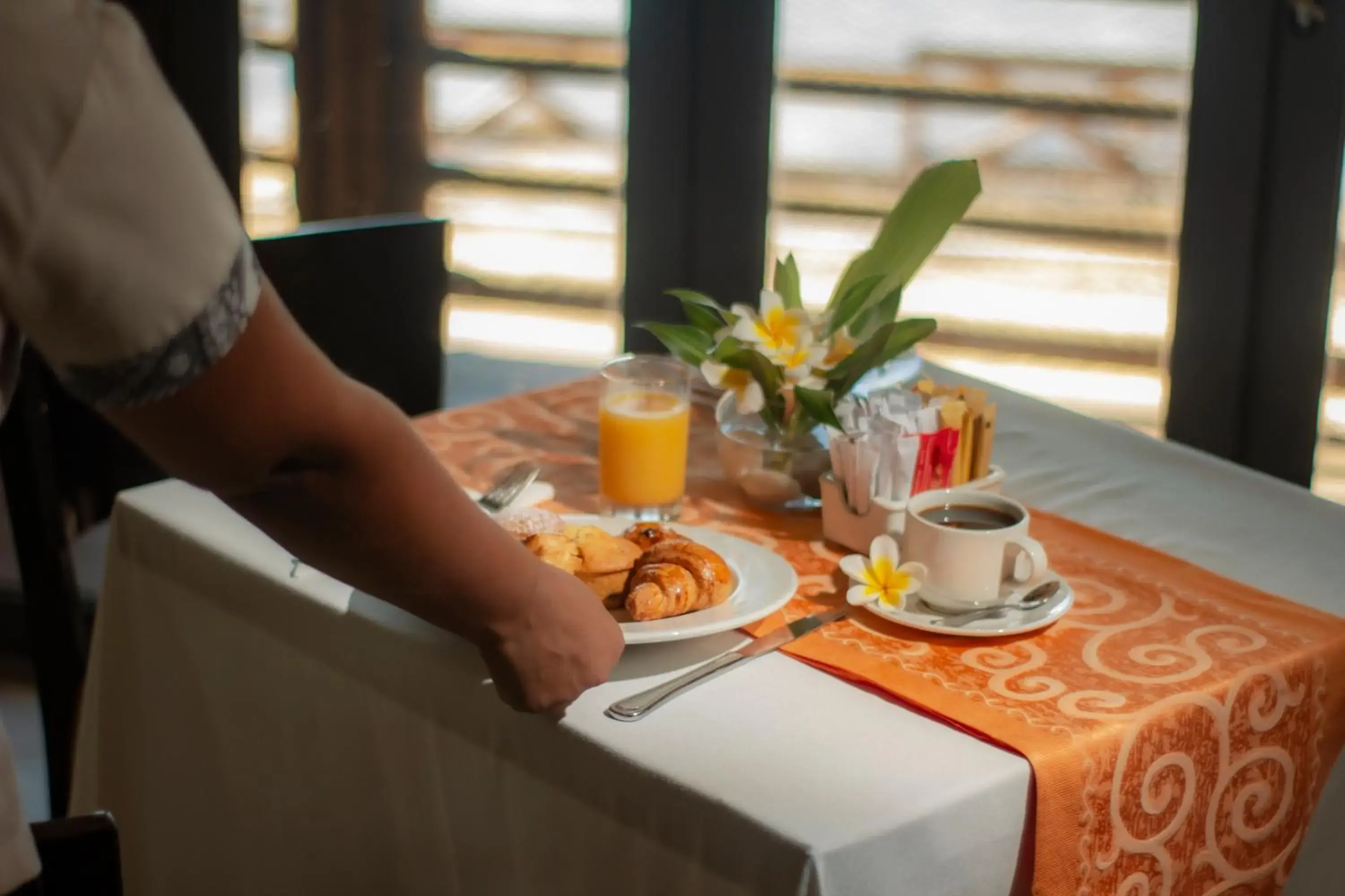 Restaurant/places to eat in Le Peninsula Bay Beach Resort & Spa Restaurant/places to eat in Le Peninsula Bay Beach Resort & Spa