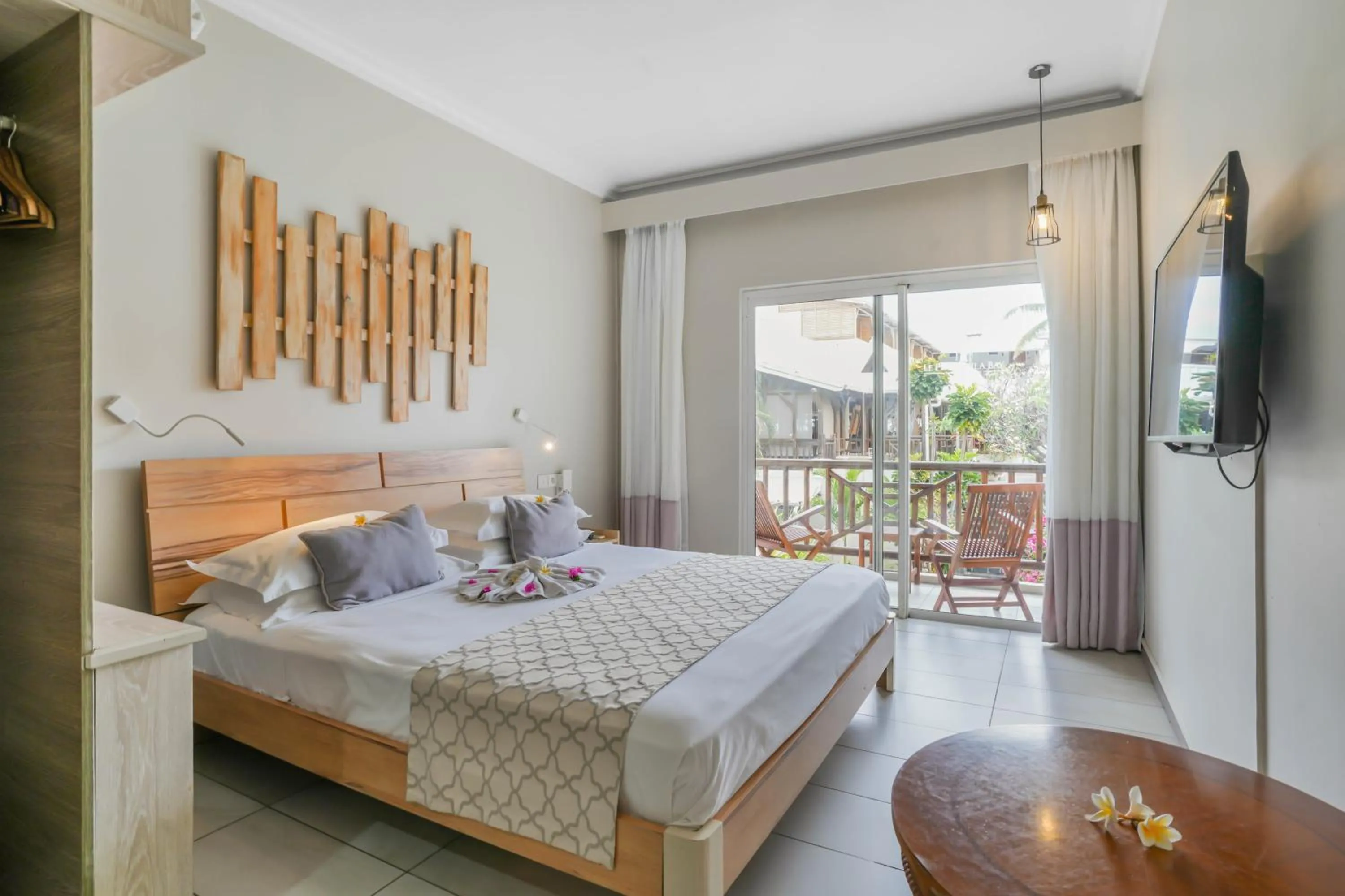 Bed in Le Peninsula Bay Beach Resort & Spa