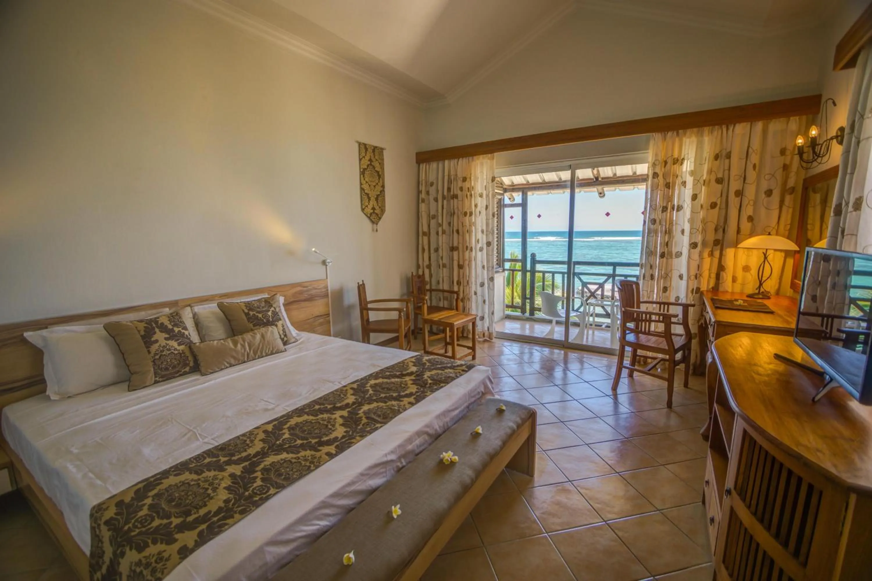 Photo of the whole room, Bed in Le Peninsula Bay Beach Resort & Spa