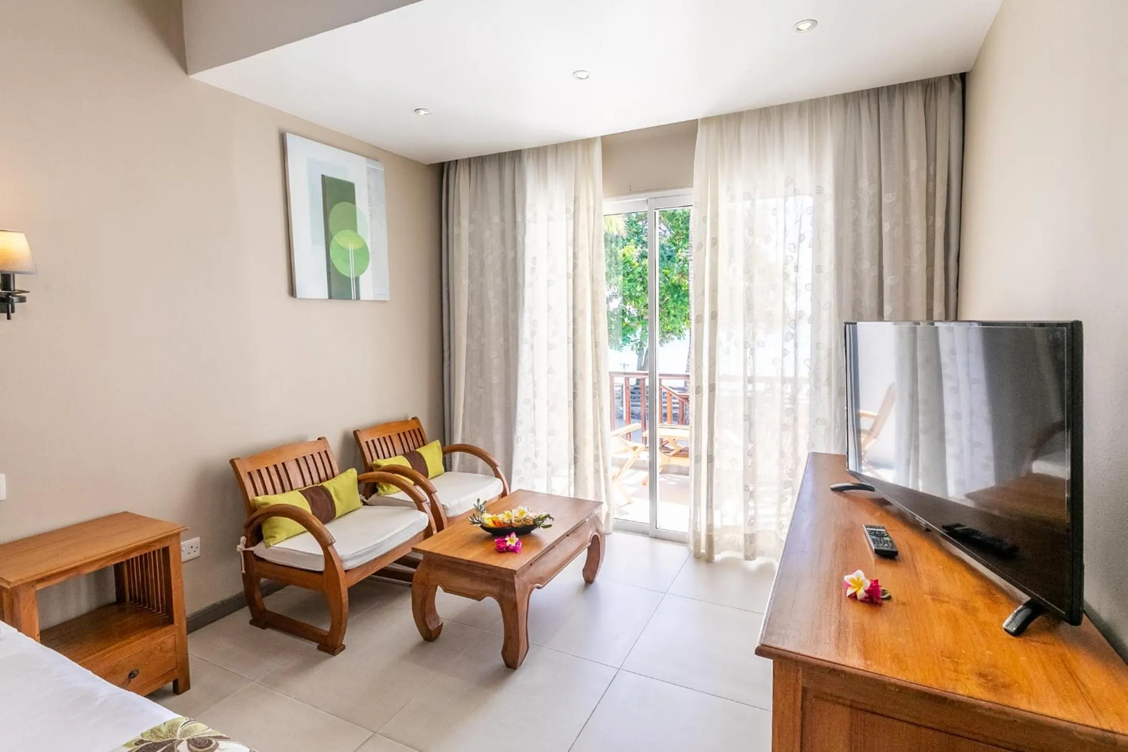 TV and multimedia in Le Peninsula Bay Beach Resort & Spa