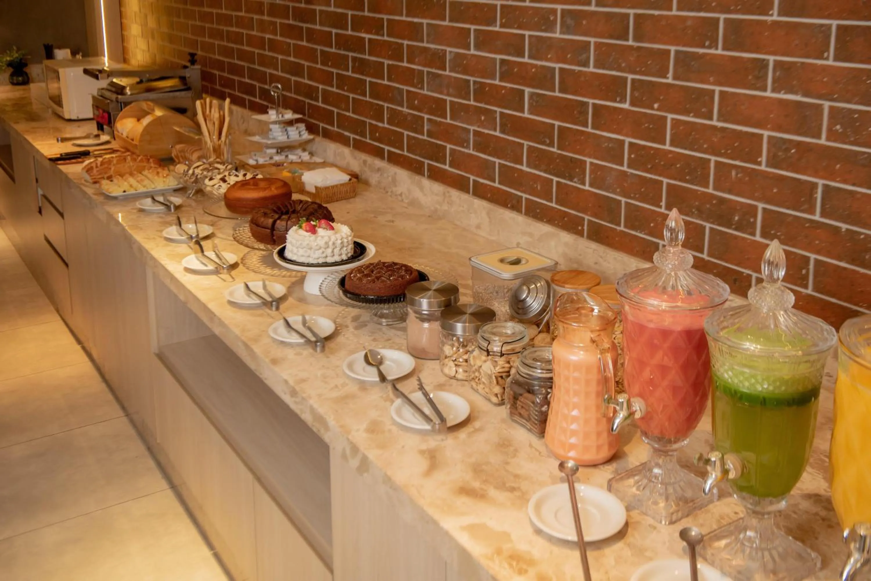 Food and drinks in Hotel Tropical Garden