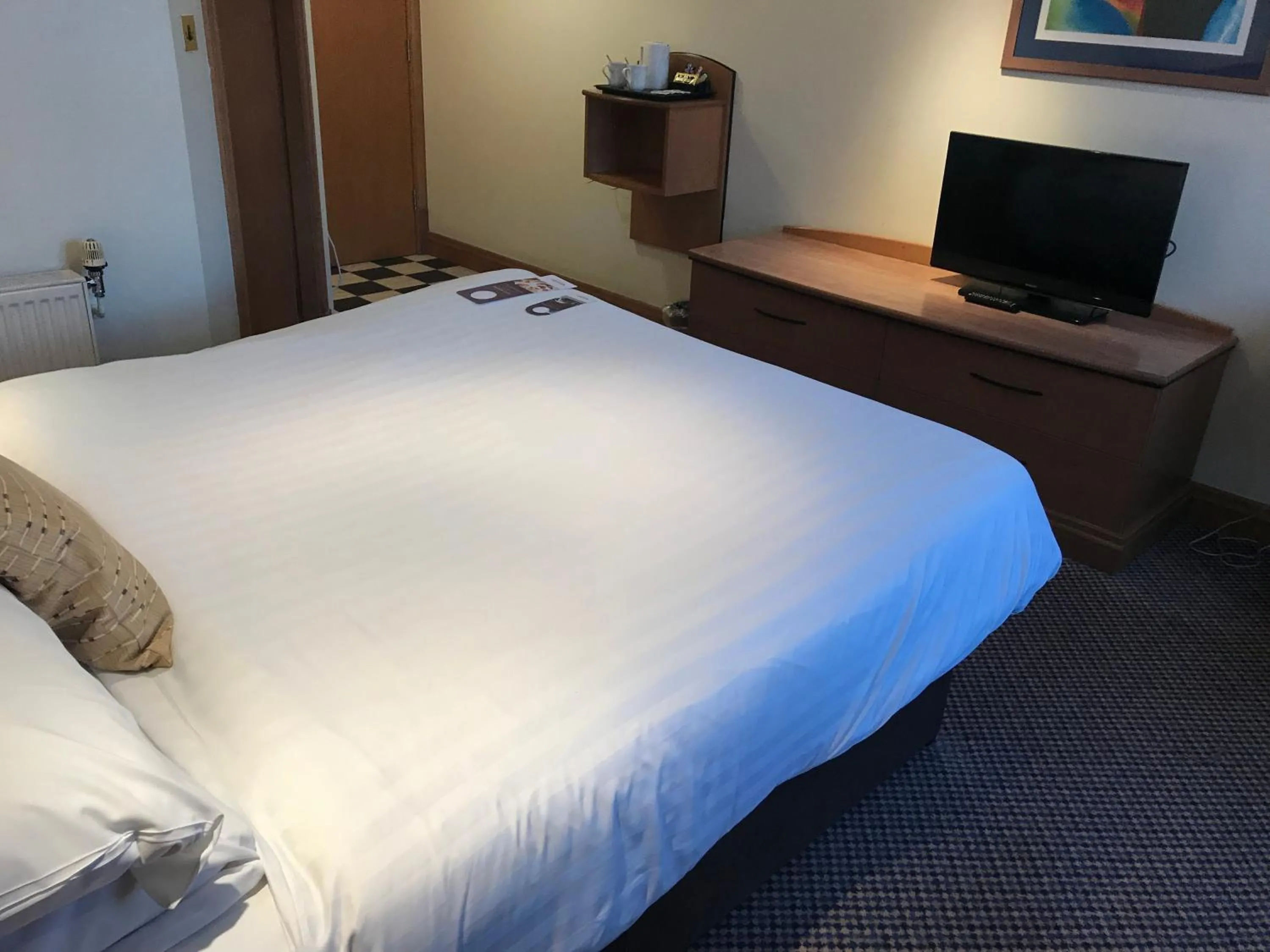 Bed, TV/Entertainment Center in Mercure Wetherby Hotel