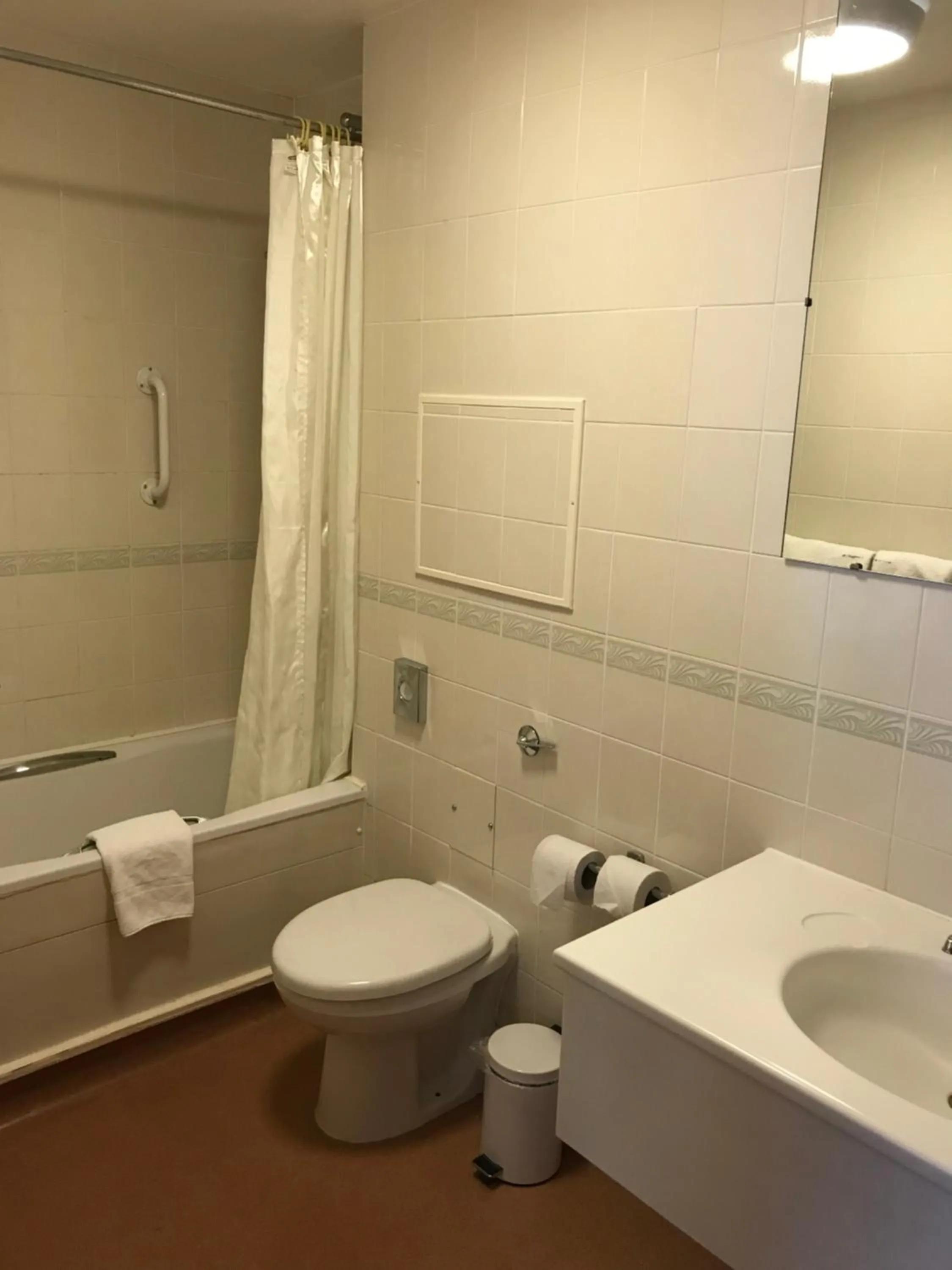 Toilet, Bathroom in Mercure Wetherby Hotel