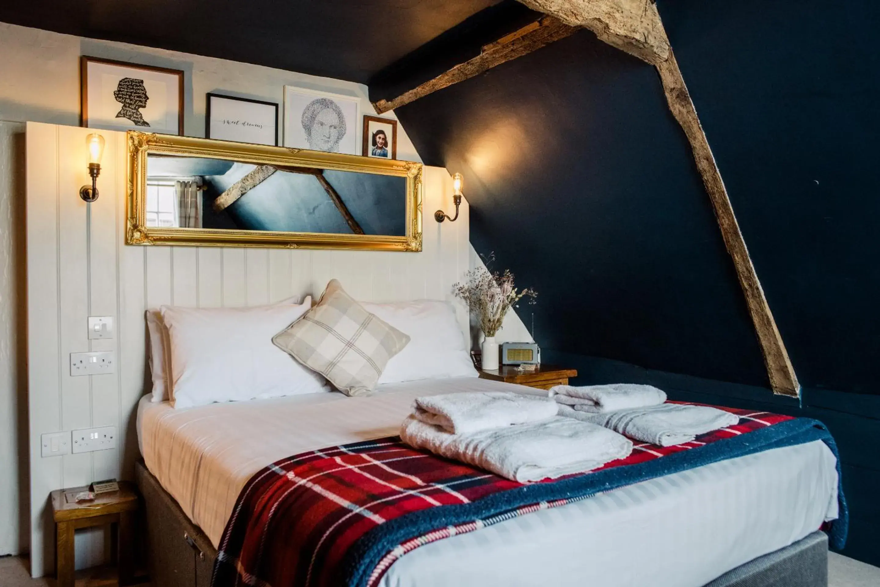 Deluxe Double Room in Corner House Canterbury Deluxe Double Room in Corner House Canterbury