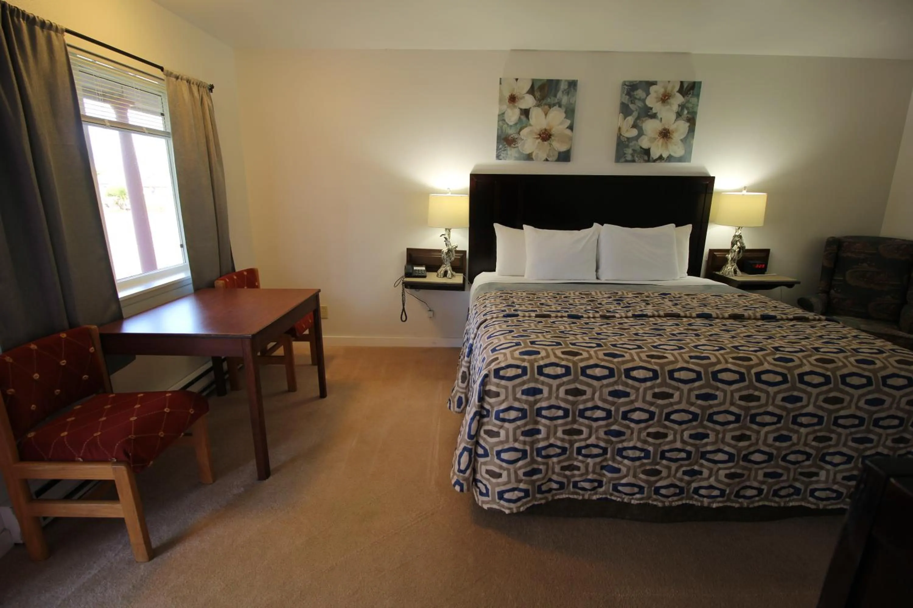 Bed in Mariners Cove Inn