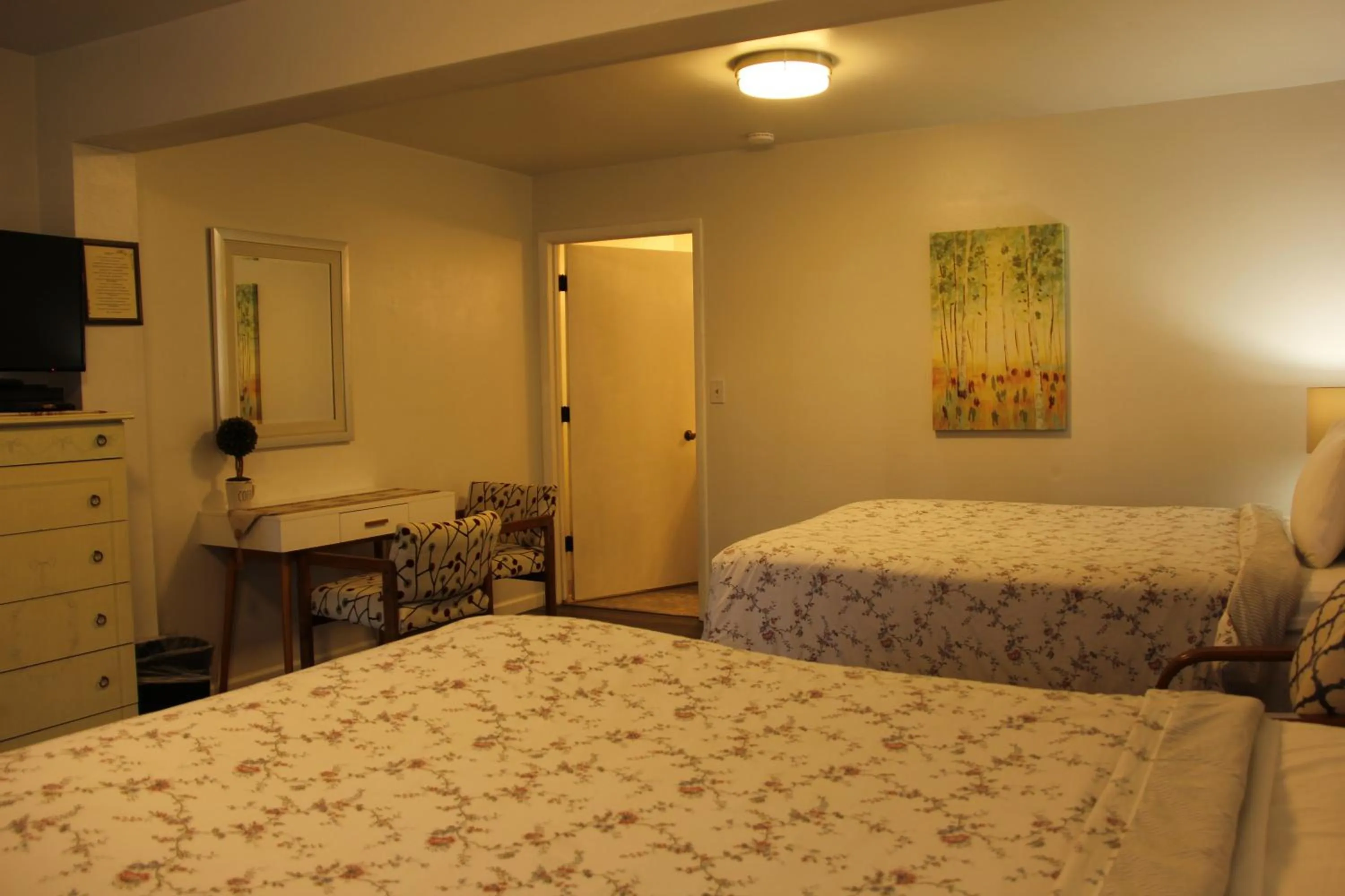 Bed in Mariners Cove Inn