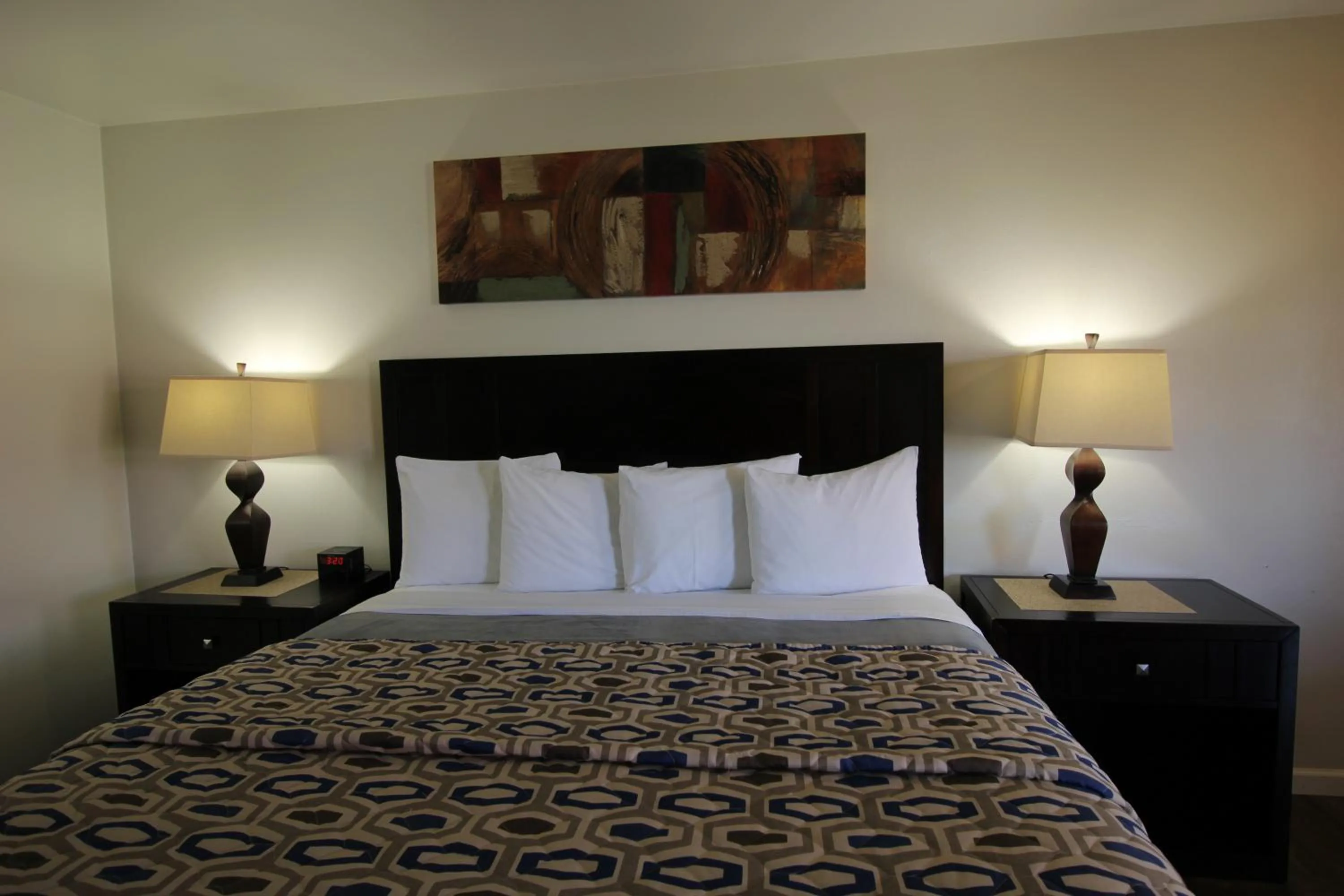 Bed in Mariners Cove Inn