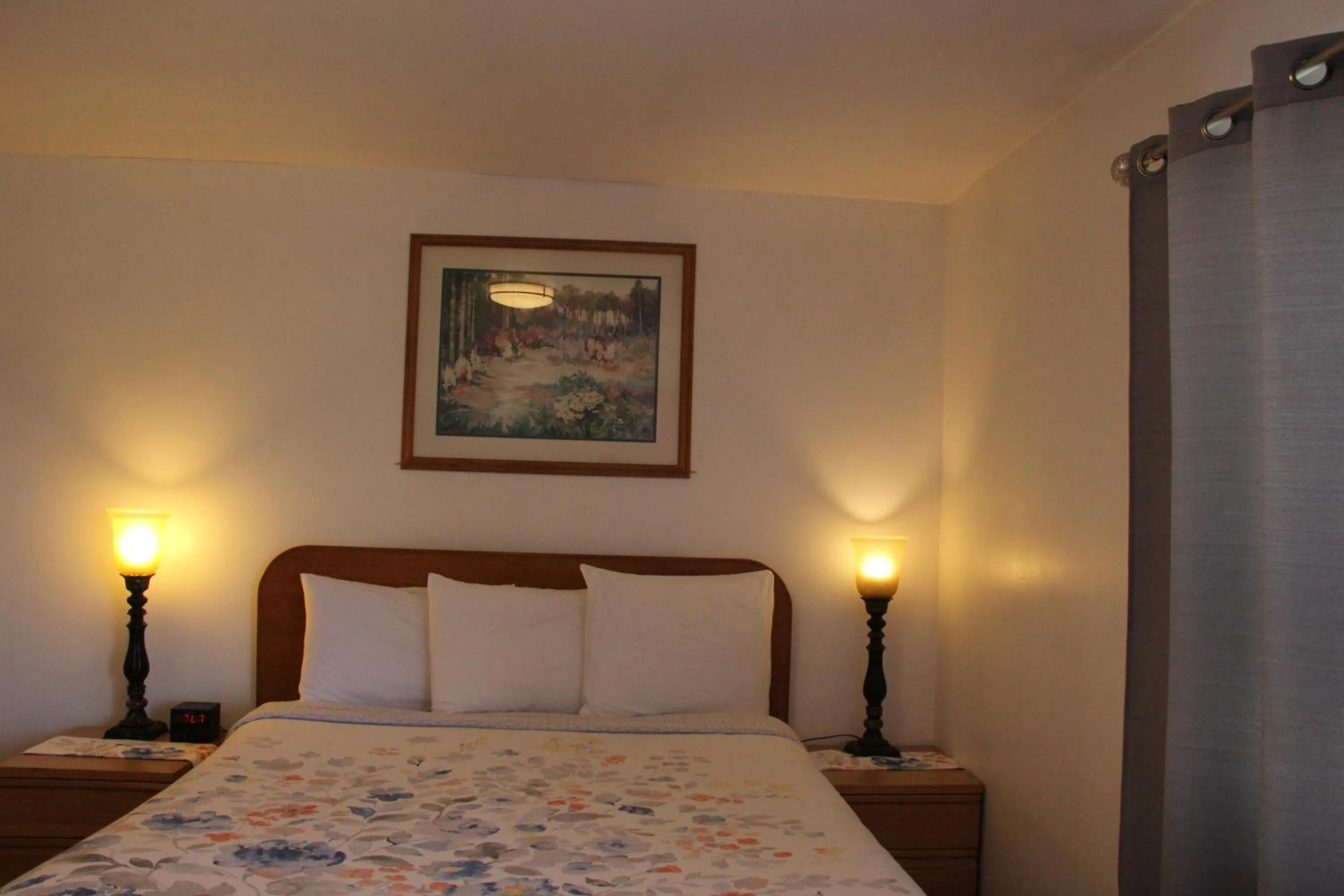 Bed in Mariners Cove Inn